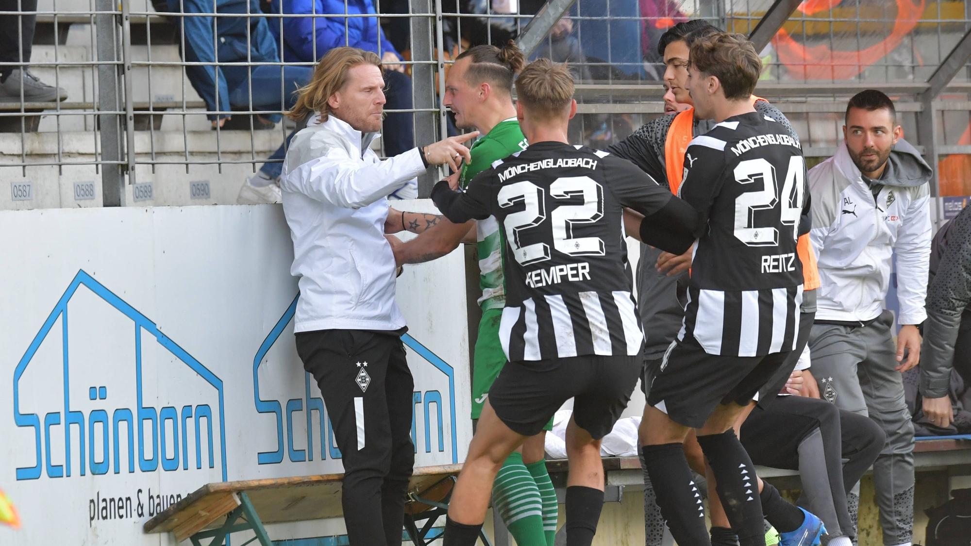 Eugen Polanski (l.) und zwei seiner U23-Spieler geraten mit einem Gütersloh-Spieler aneinander.