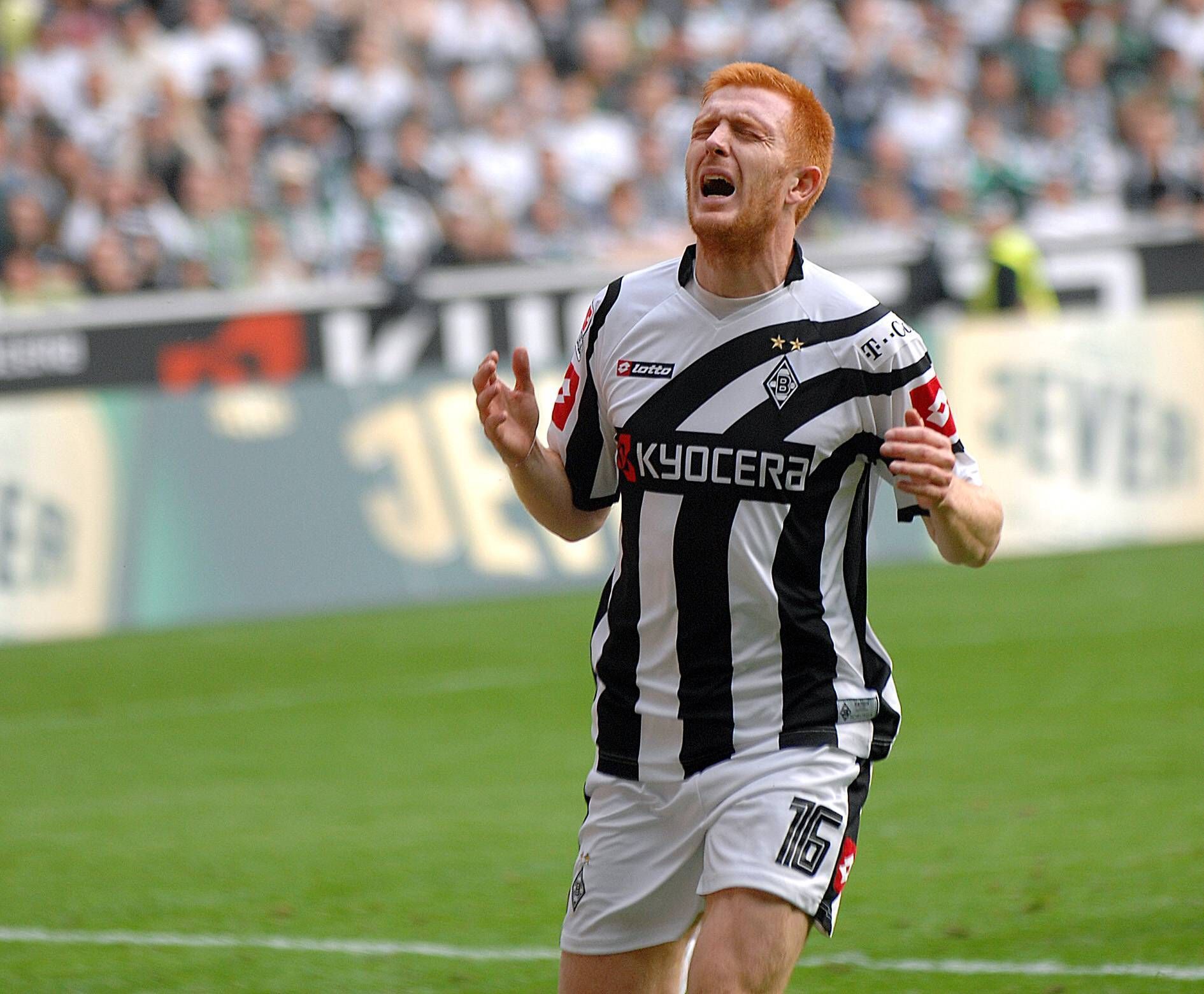 Bernd Thijs mit einem enttäuschten Gesichtsausdruck bei einem Spiel im Borussia-Park.