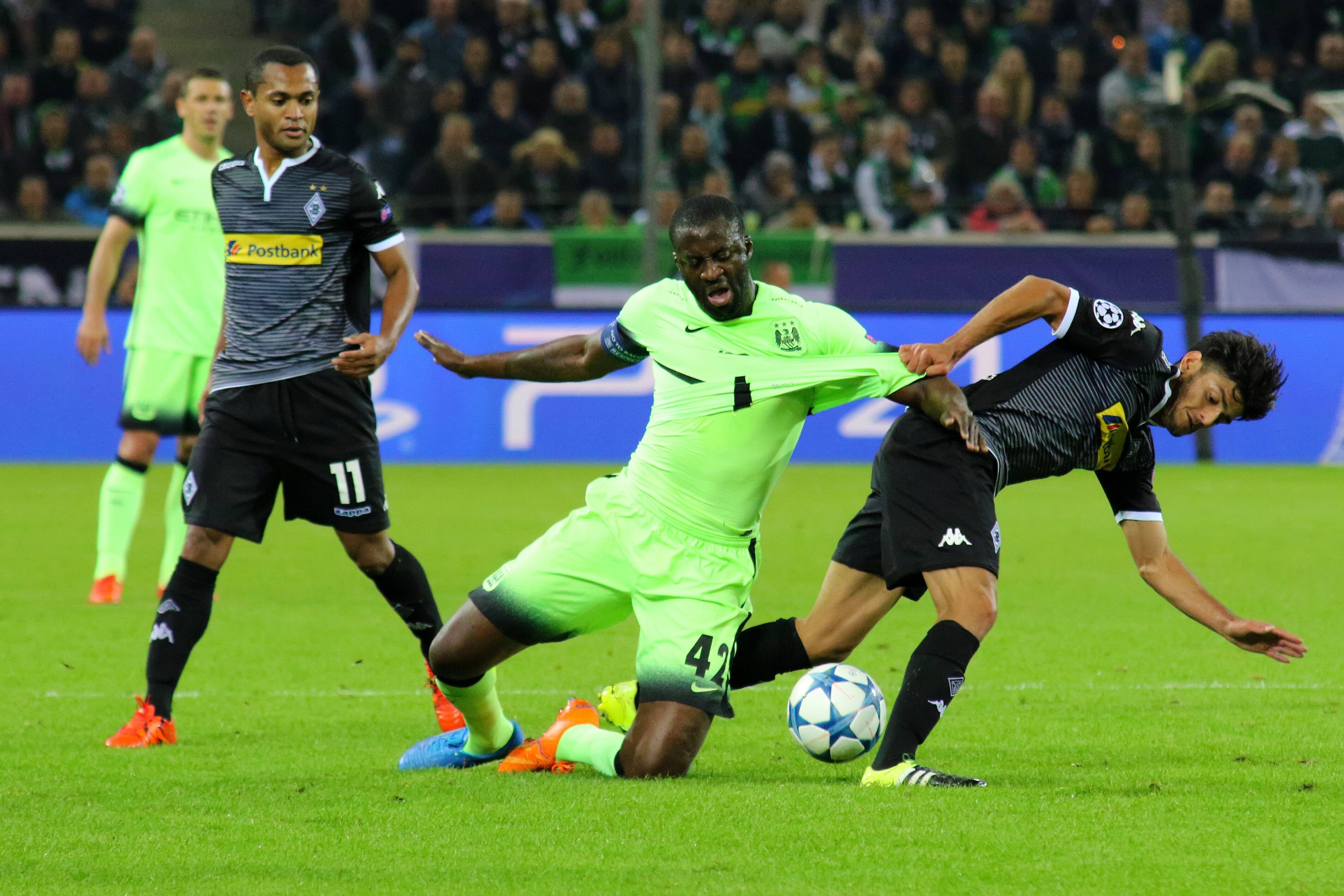 Yaya Touré im Zweikampf mit Mo Dahoud.