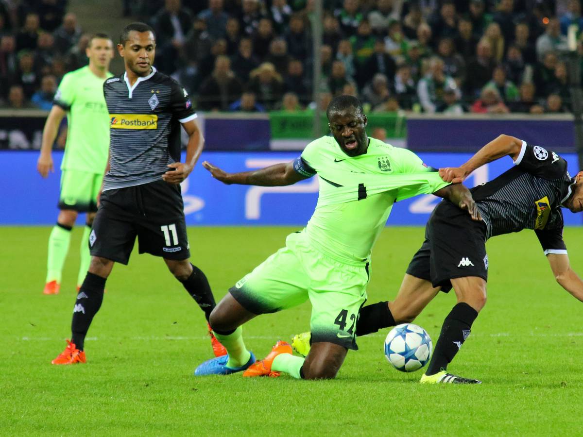 Yaya Touré im Zweikampf mit Mo Dahoud.