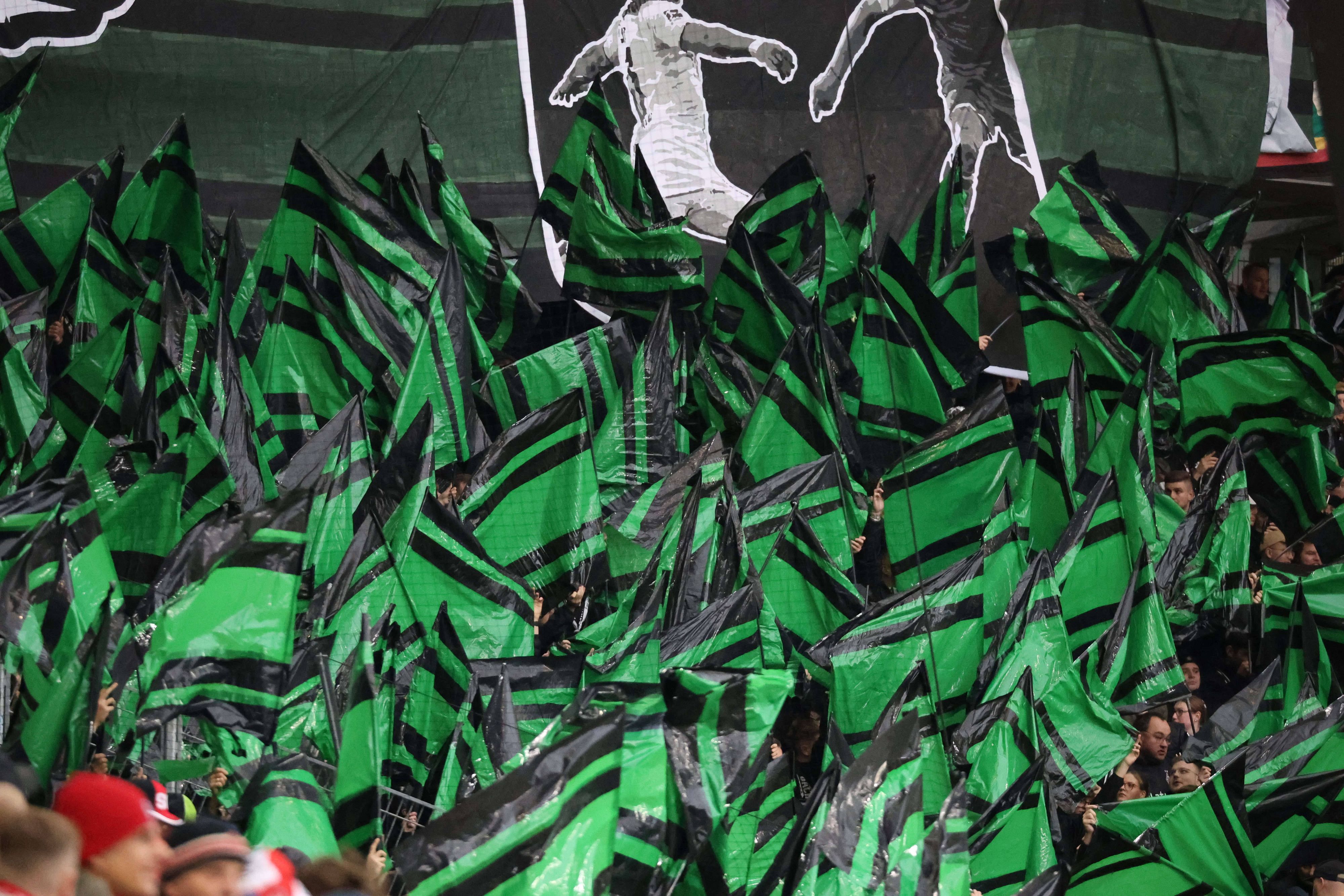 Fahnen-Meer im Gästeblock der Fans von Borussia Mönchengladbach.