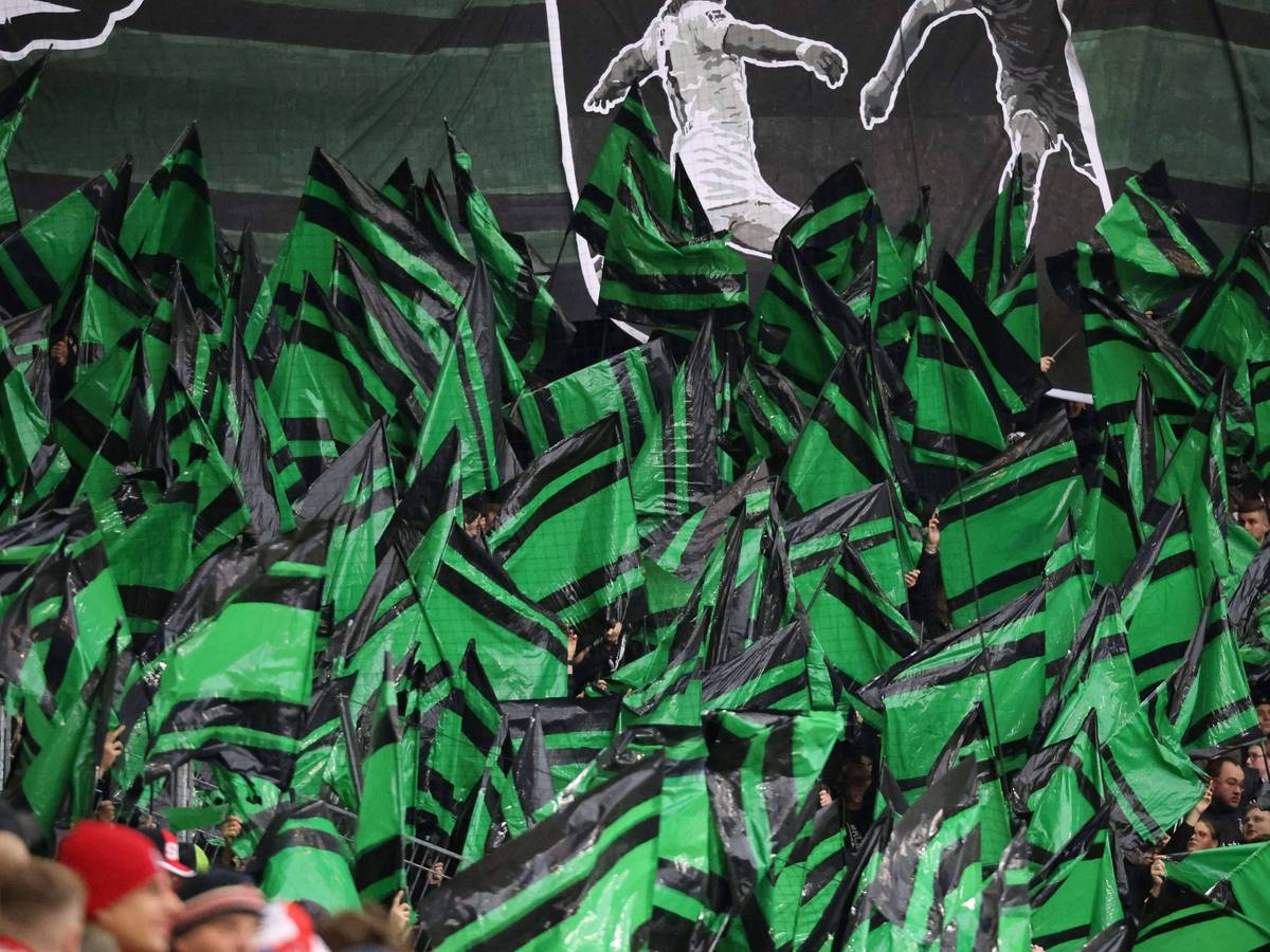 Fahnen-Meer im Gästeblock der Fans von Borussia Mönchengladbach.