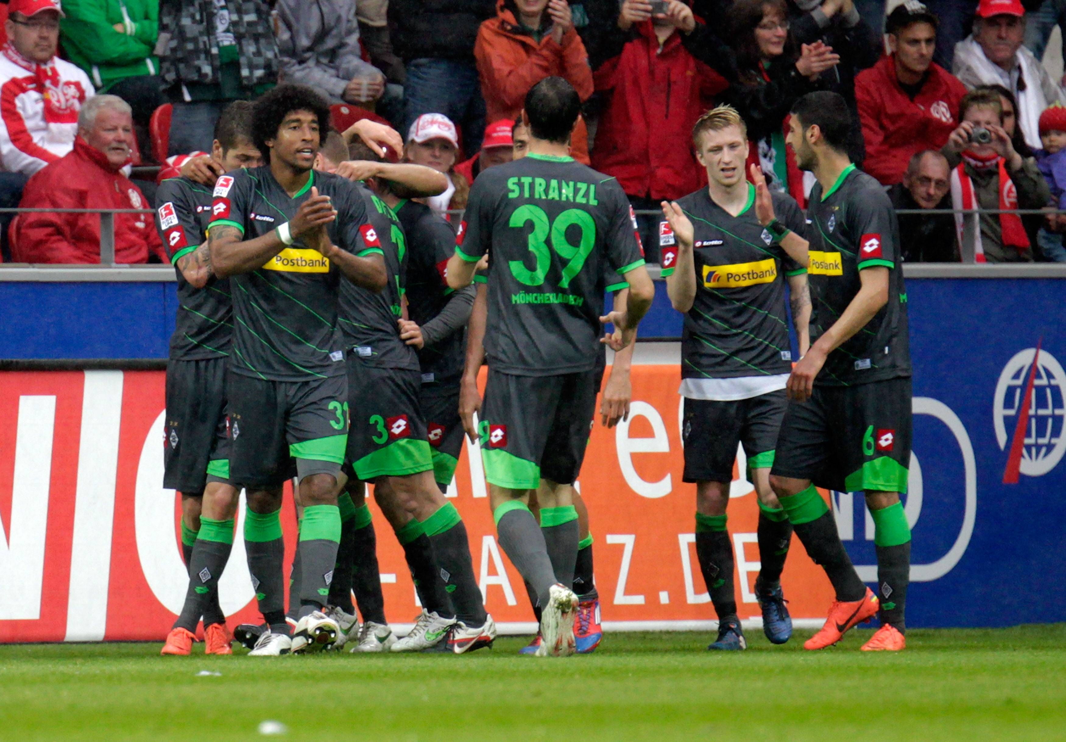 Spieler von Borussia Mönchengladbach feiern einen Treffer.