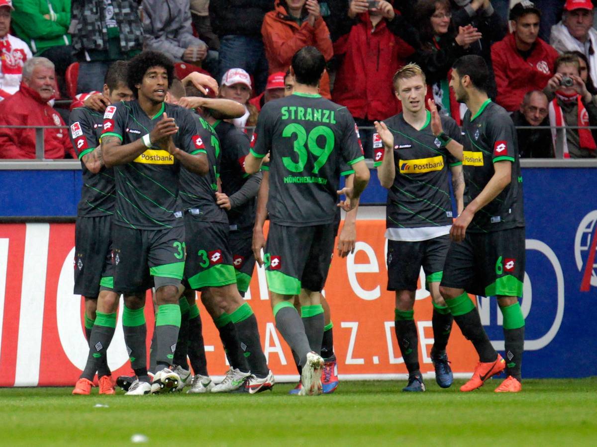 Spieler von Borussia Mönchengladbach feiern einen Treffer.