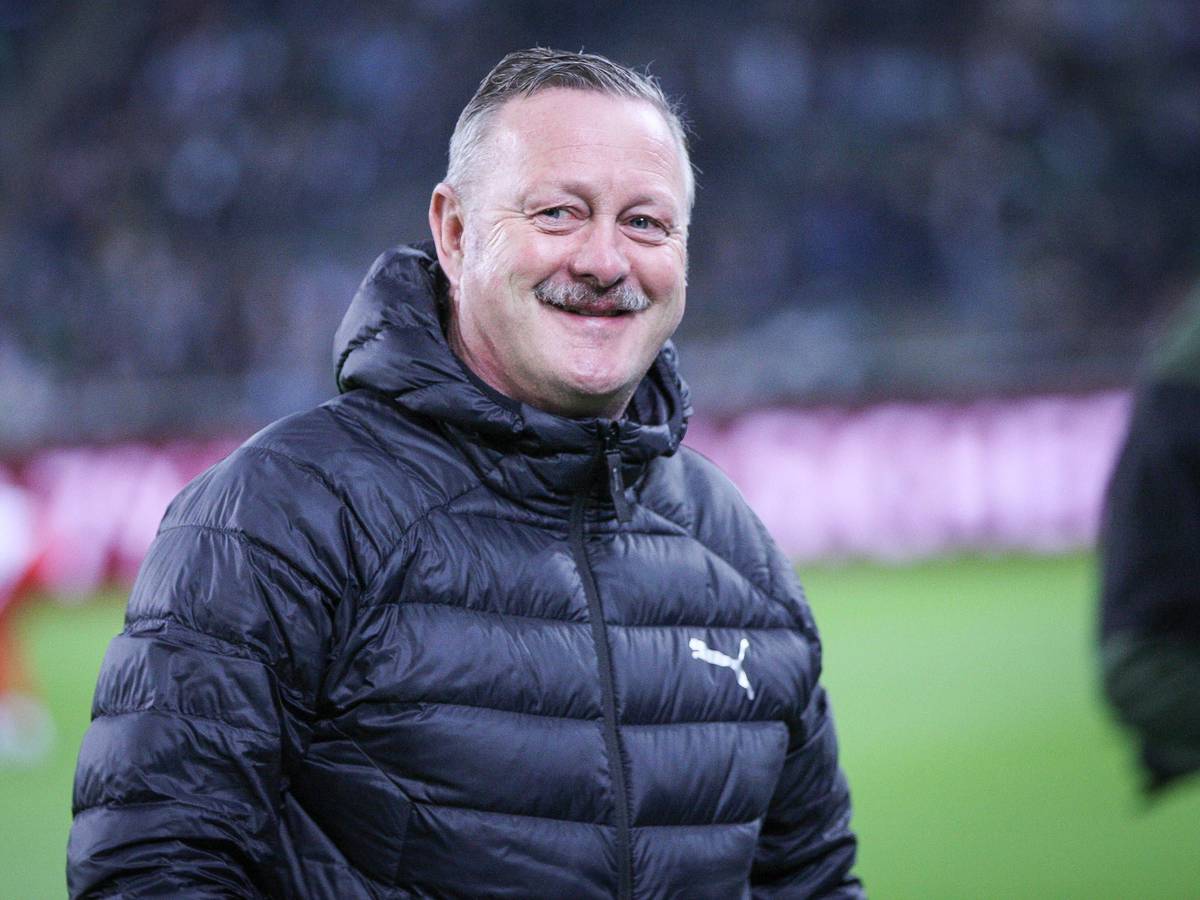 Roland Virkus lächelt am Spielfeldrand im Borussia-Park.