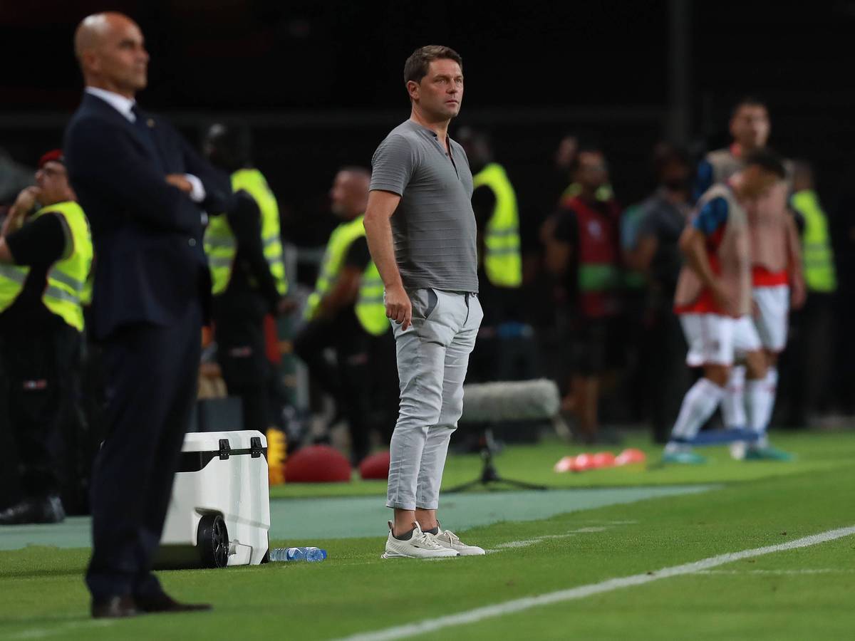 Luc Holtz steht neben Roberto Martinez am Spielfeldrand.