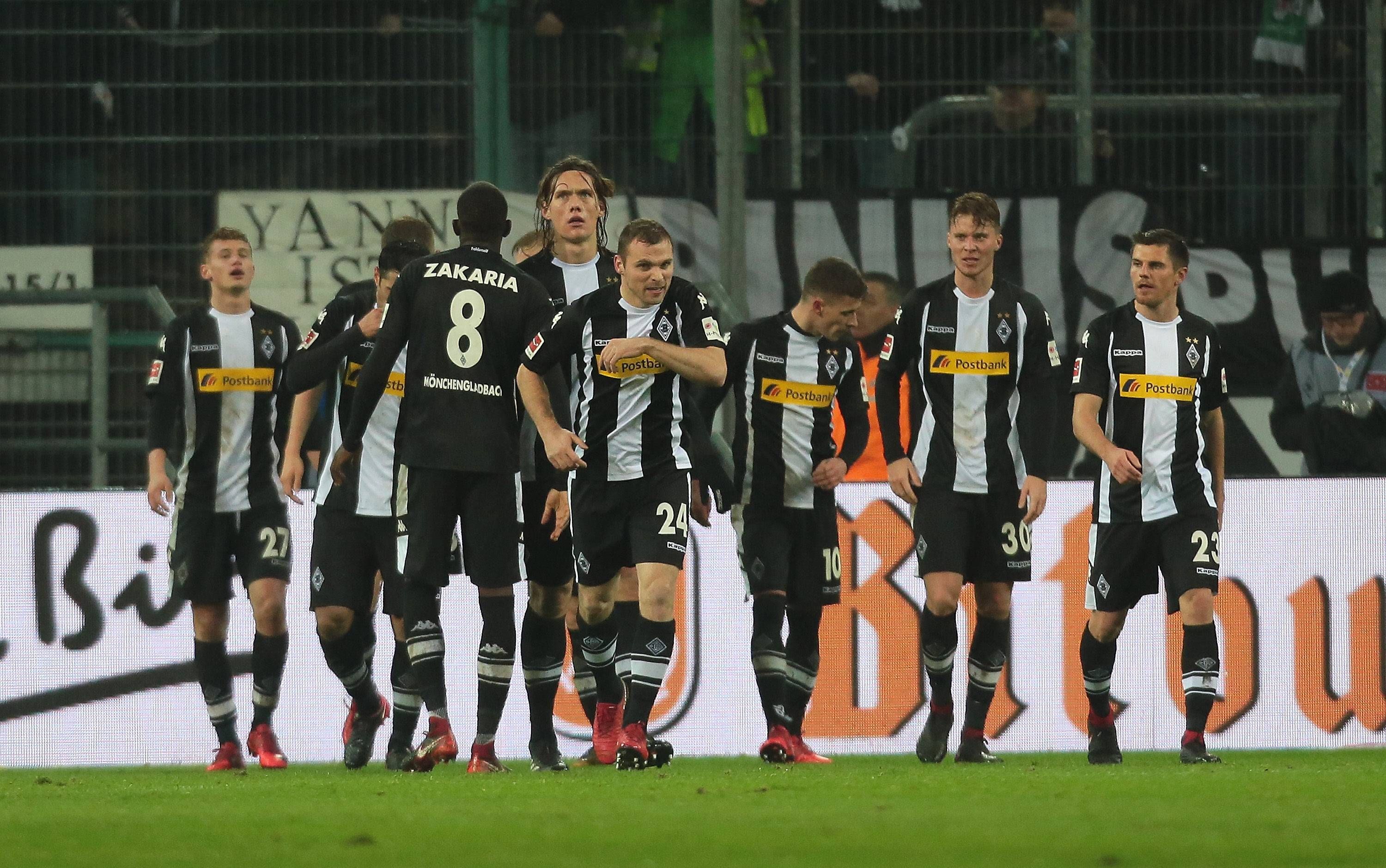 Spieler von Borussia Mönchengladbach bejubeln einen Treffer.