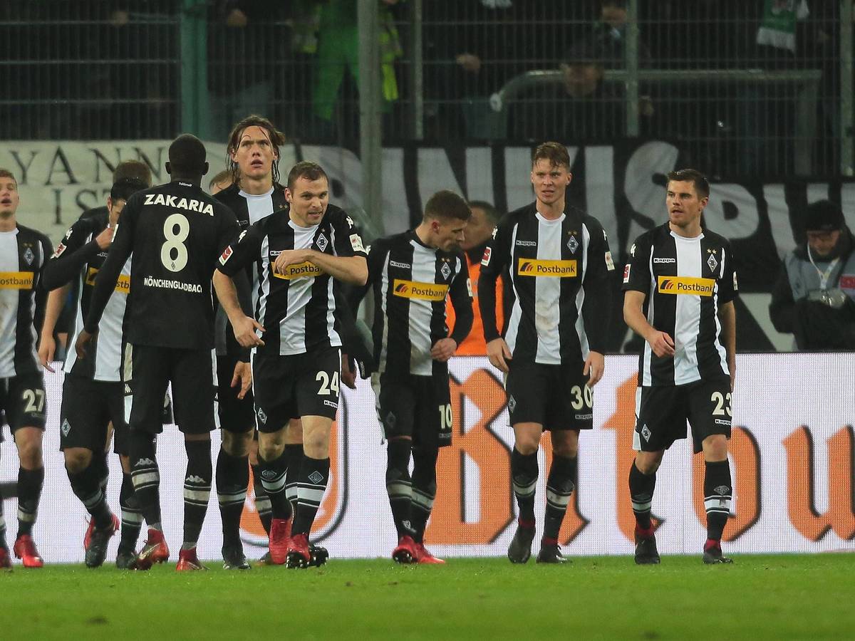 Spieler von Borussia Mönchengladbach bejubeln einen Treffer.