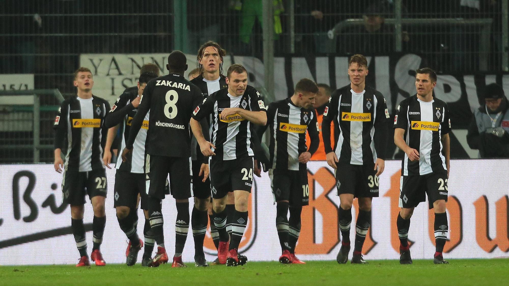 Spieler von Borussia Mönchengladbach bejubeln einen Treffer.