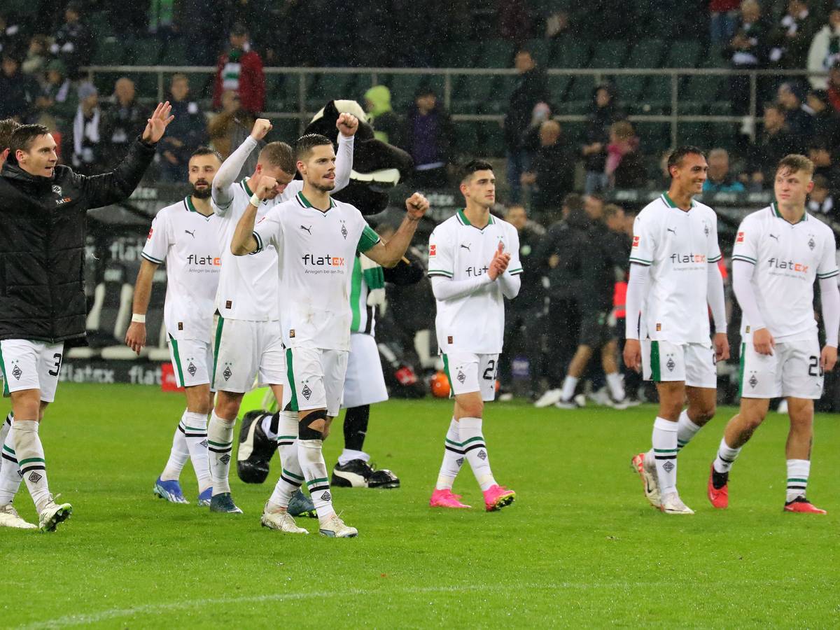 Die Borussia-Spieler feiern den Sieg gegen Wolfsburg vor der Nordkurve.