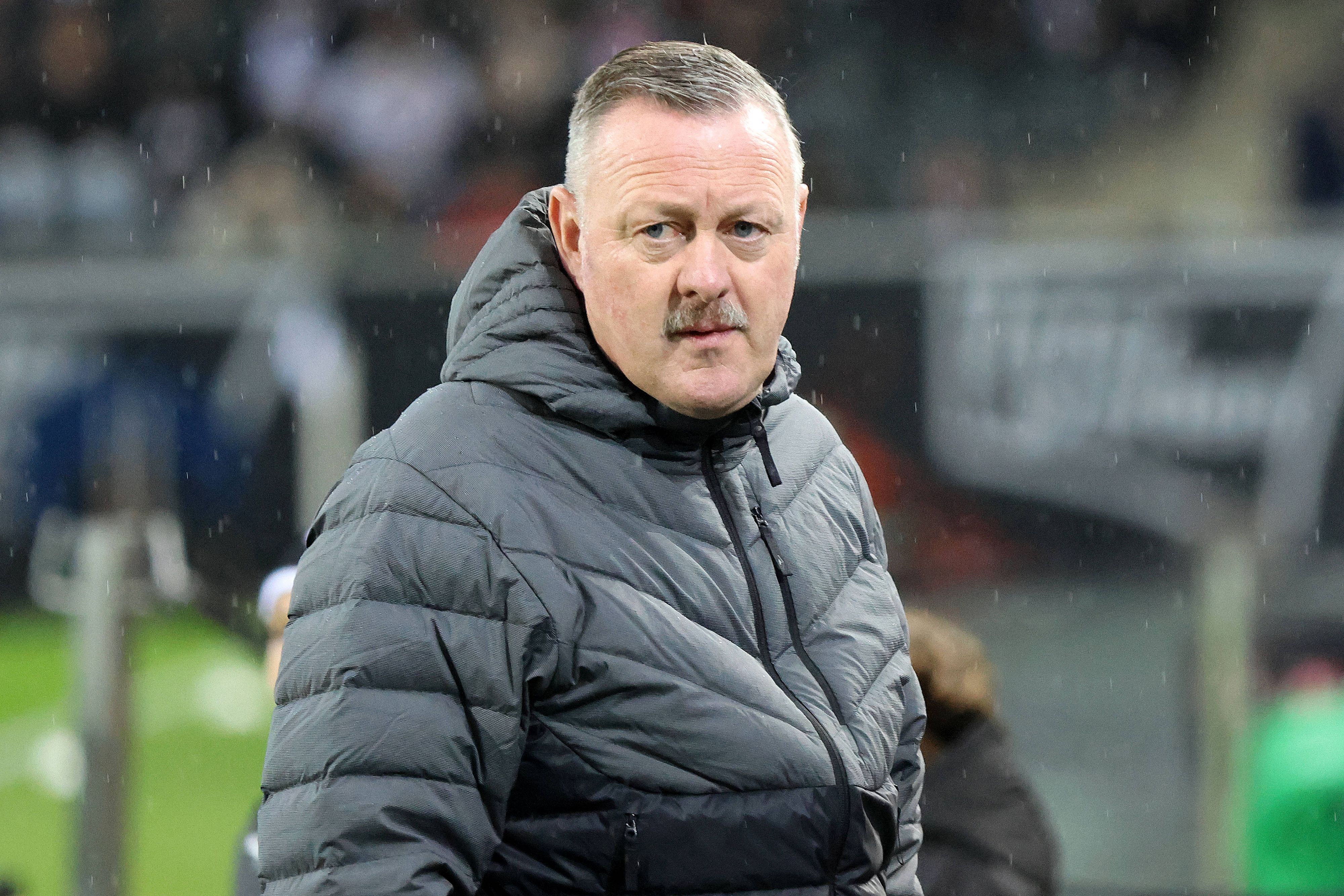 Geschäftsführer Sport von Borussia Mönchengladbach mit einem konzentrierten Blick.