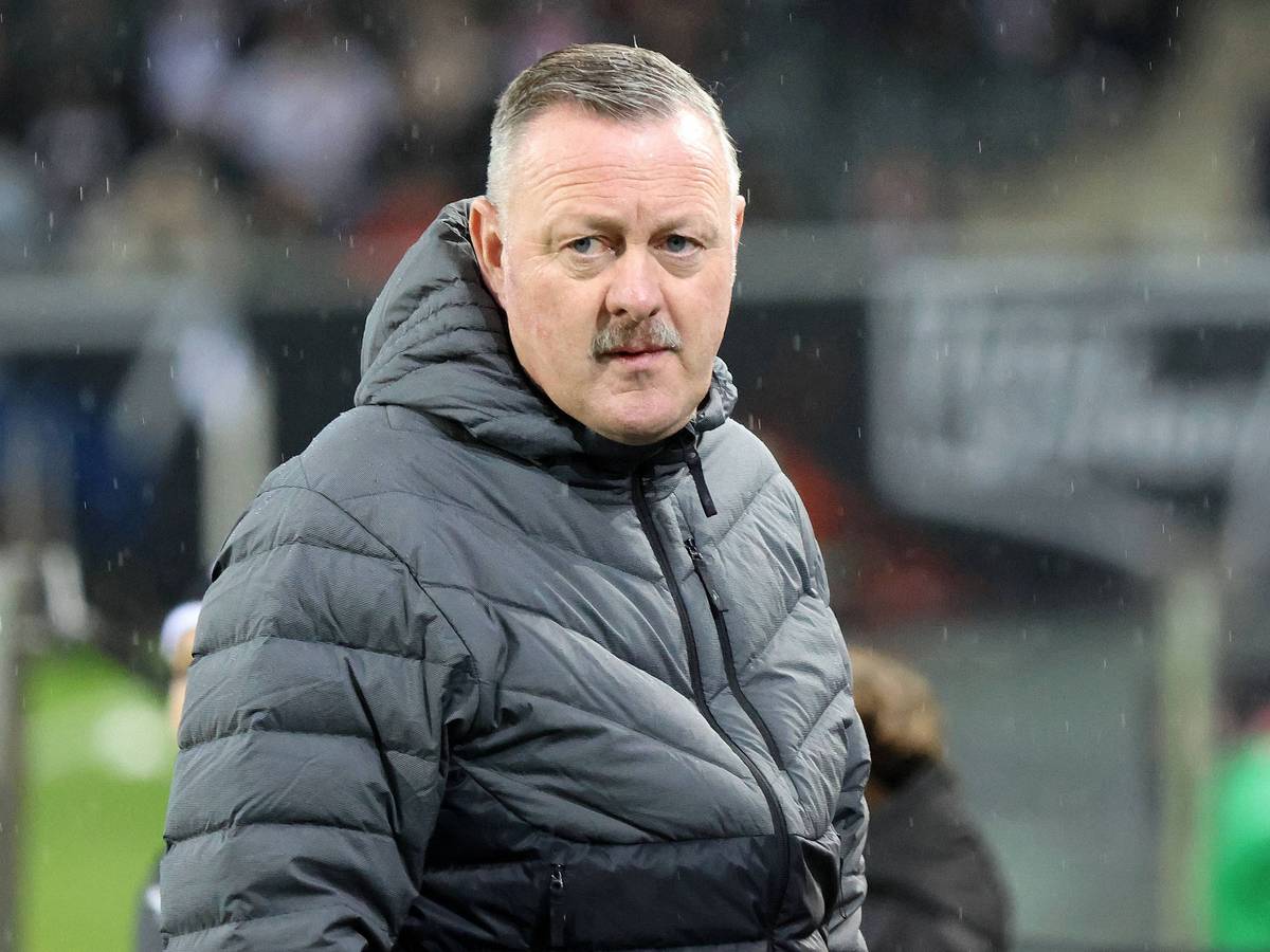 Geschäftsführer Sport von Borussia Mönchengladbach mit einem konzentrierten Blick.