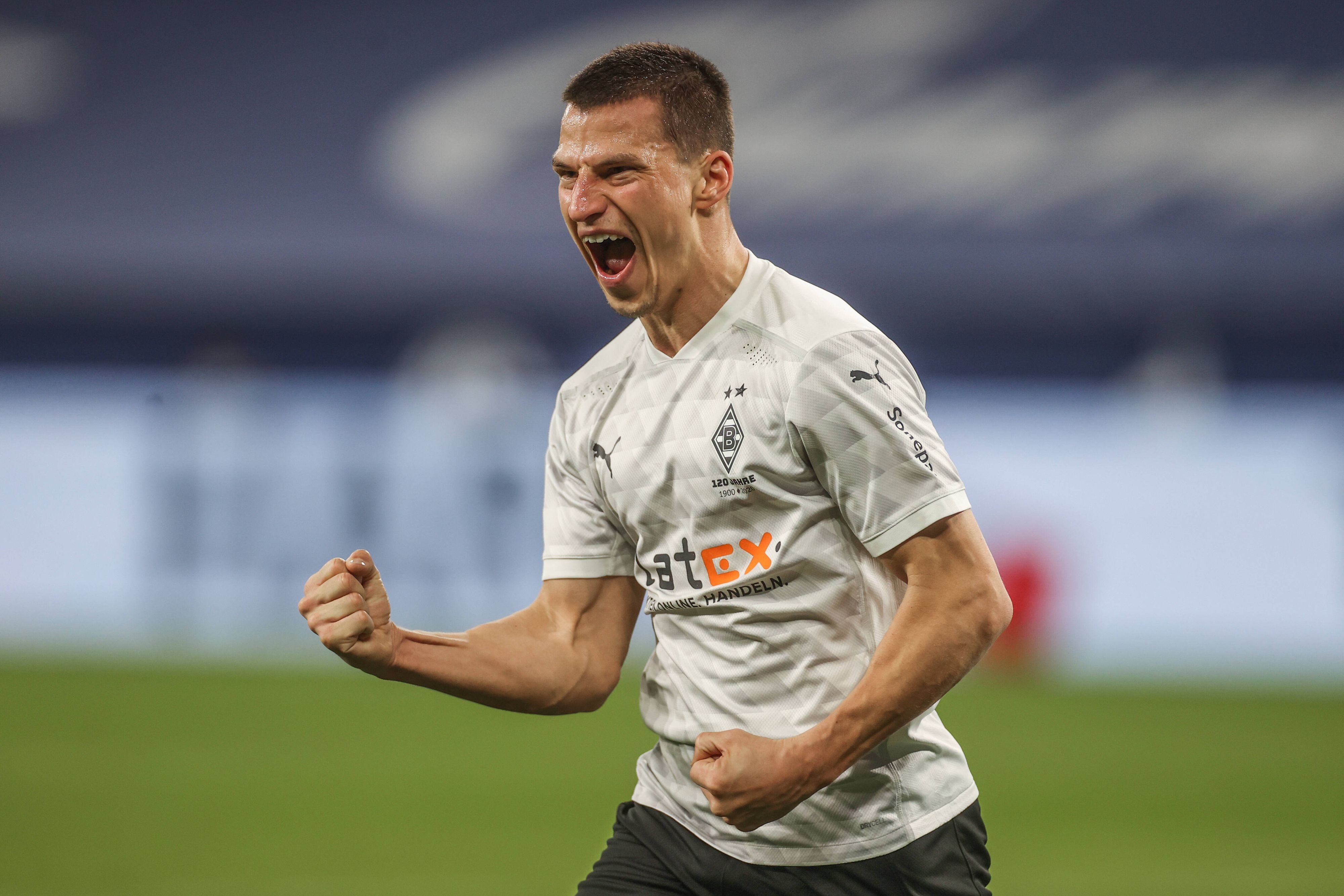 Stefan Lainer ballt im Spiel von Borussia Mönchengladbach die Faust.