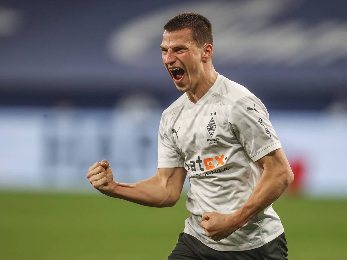 Stefan Lainer ballt im Spiel von Borussia Mönchengladbach die Faust.