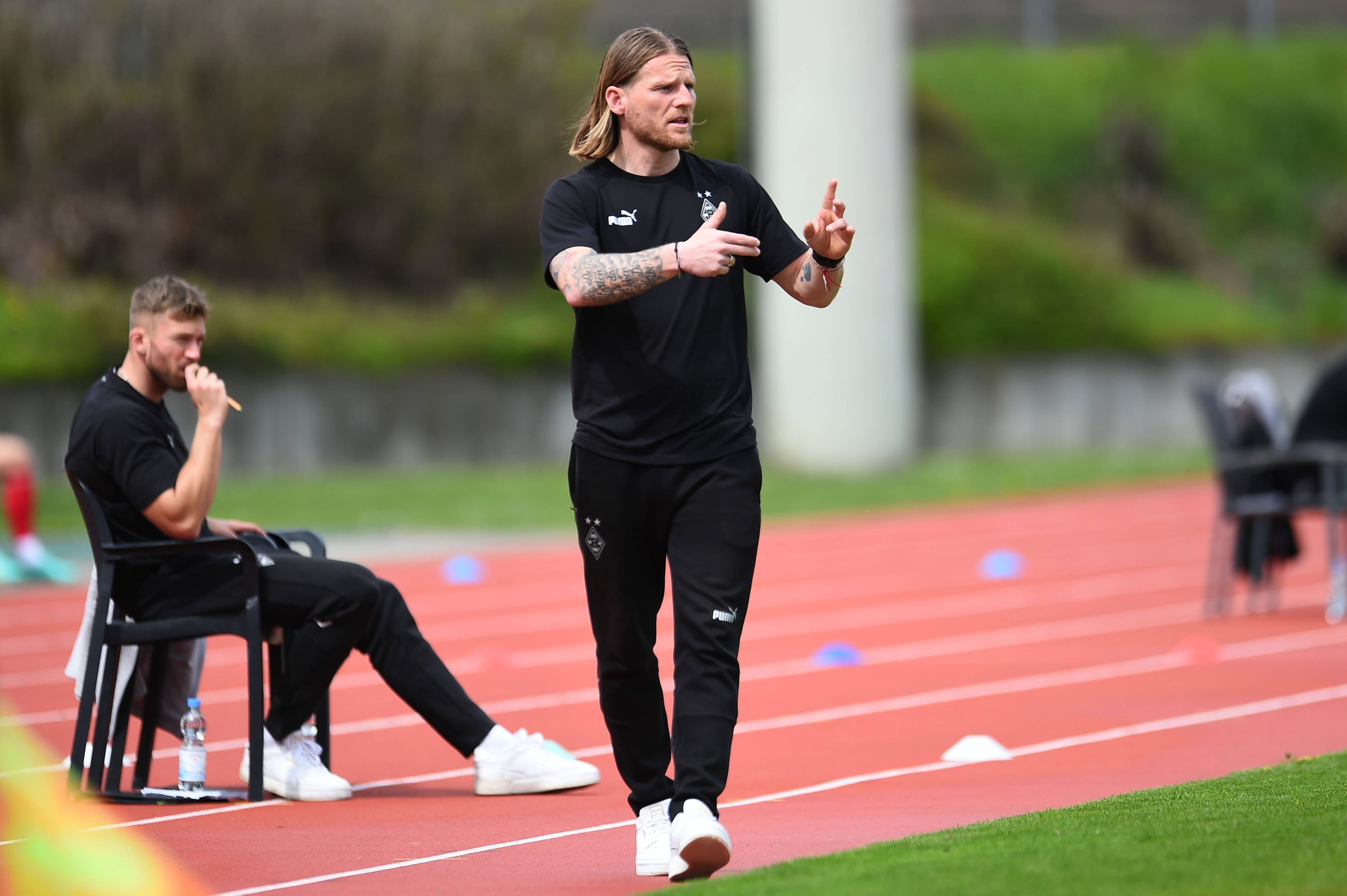 U23-Coach von Borussia Mönchengladbach gestikuliert.