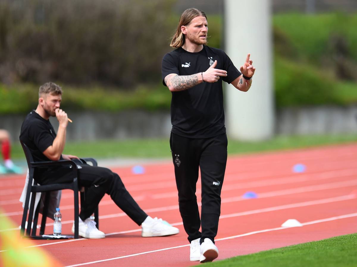 U23-Coach von Borussia Mönchengladbach gestikuliert.
