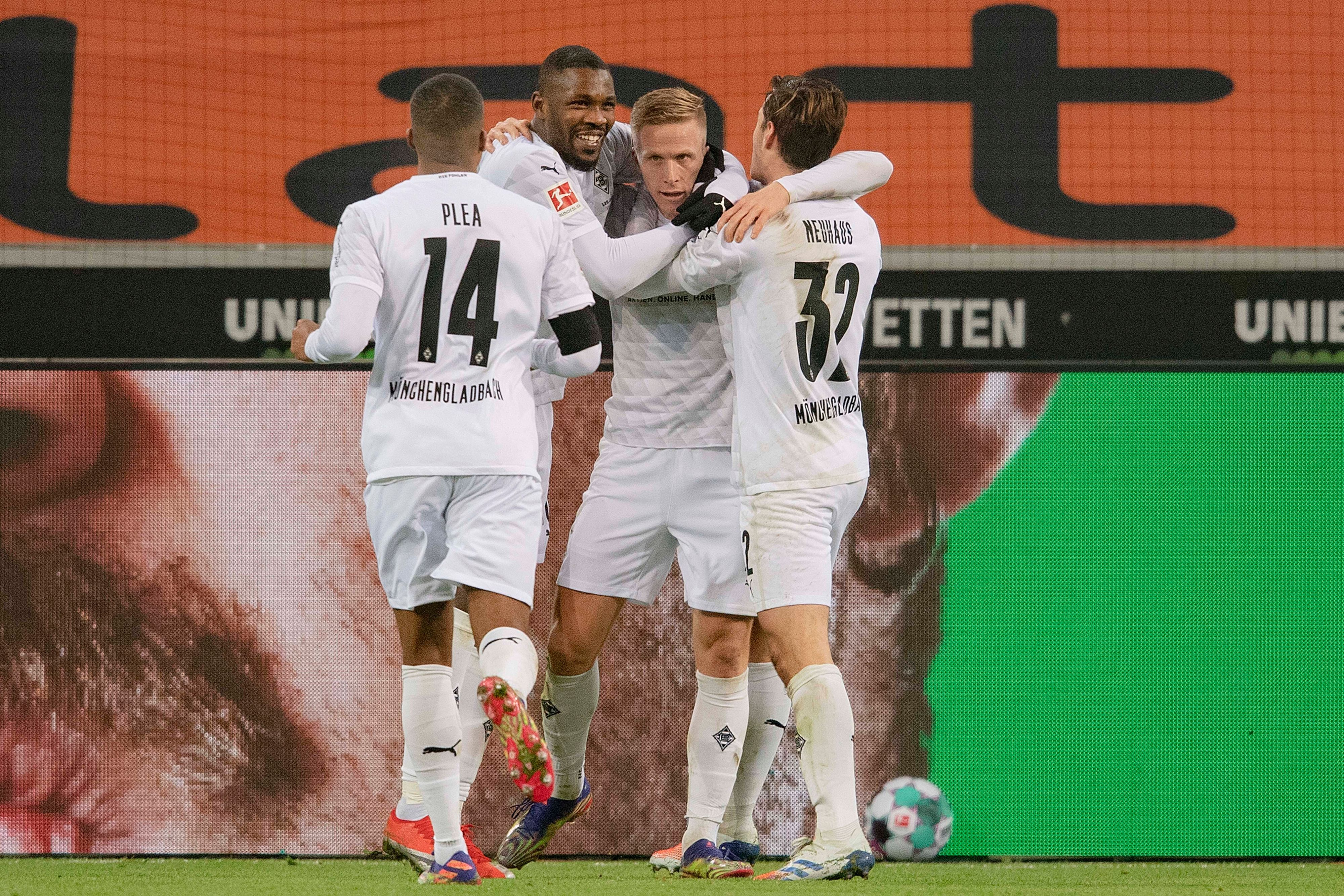 Profis von Borussia Mönchengladbach bejubeln einen Treffer.