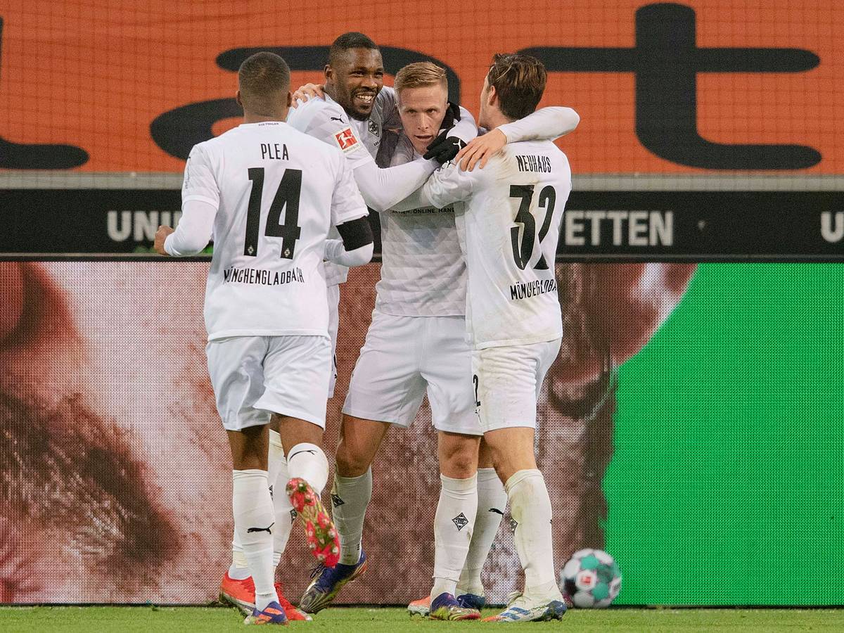 Profis von Borussia Mönchengladbach bejubeln einen Treffer.