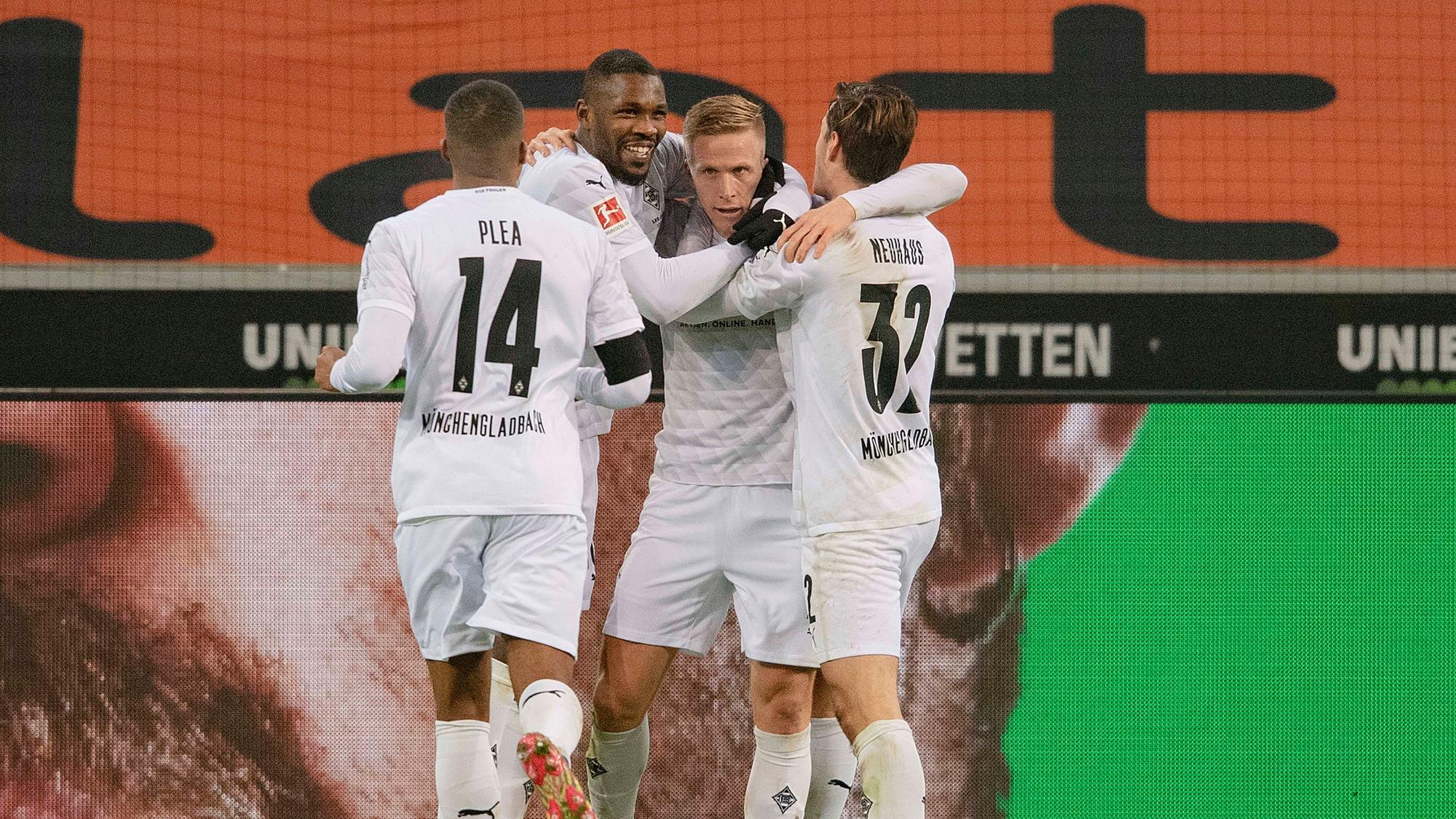 Profis von Borussia Mönchengladbach bejubeln einen Treffer.