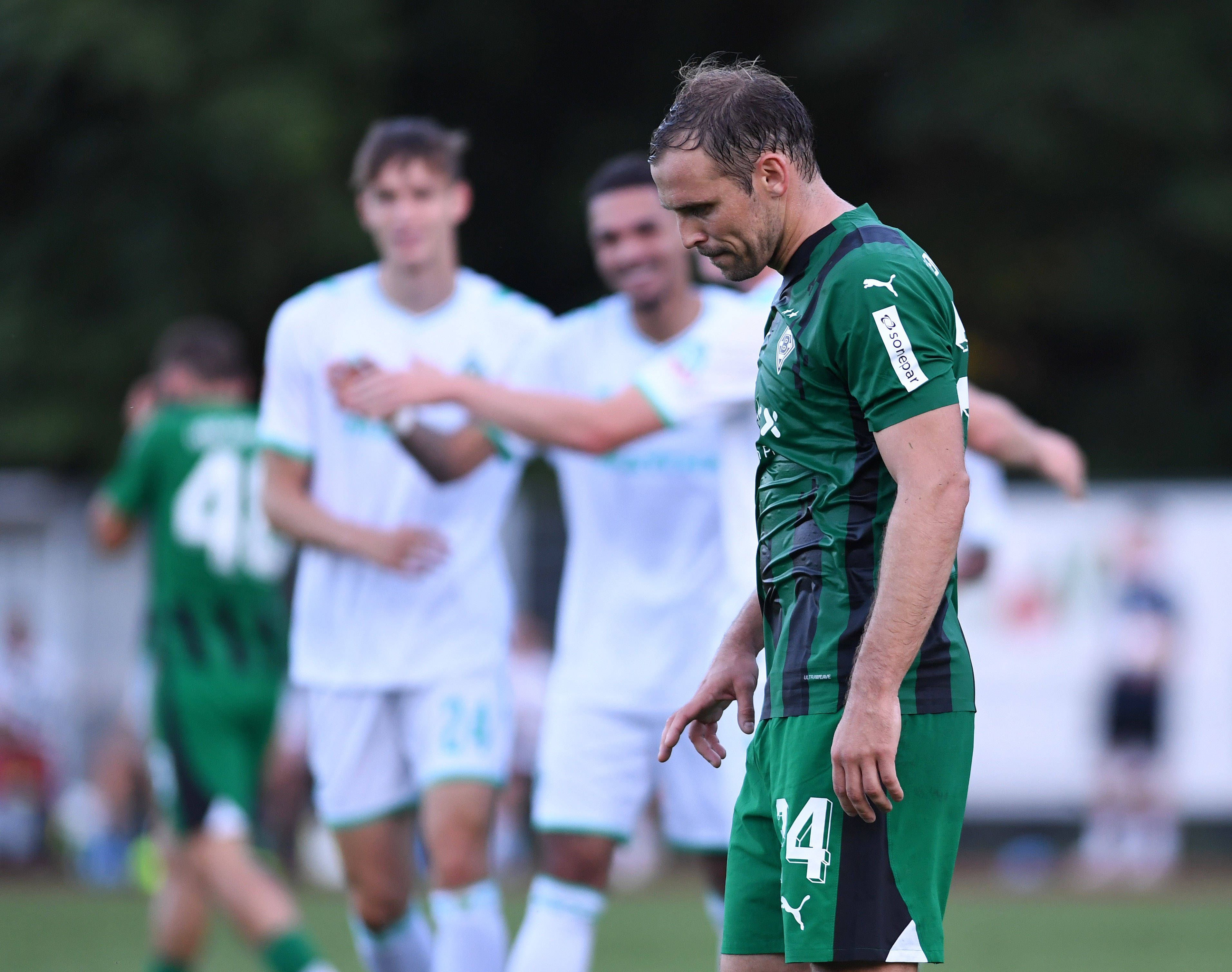 Tony Jantschke mit gesenktem Kopf beim Testspiel von Borussia Mönchengladbach.