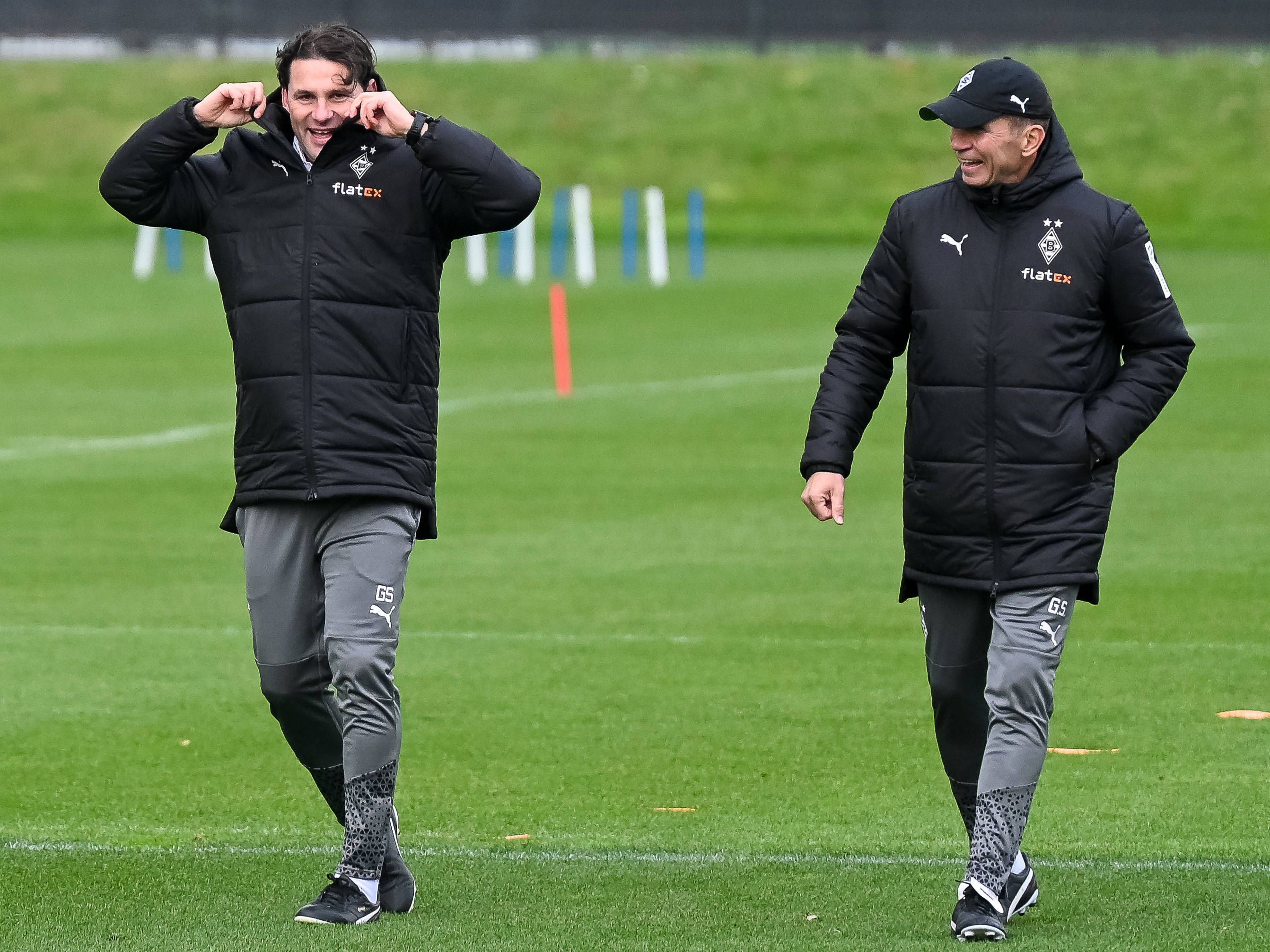 Trainer von Borussia Mönchengladbach gut gelaunt beim Training.
