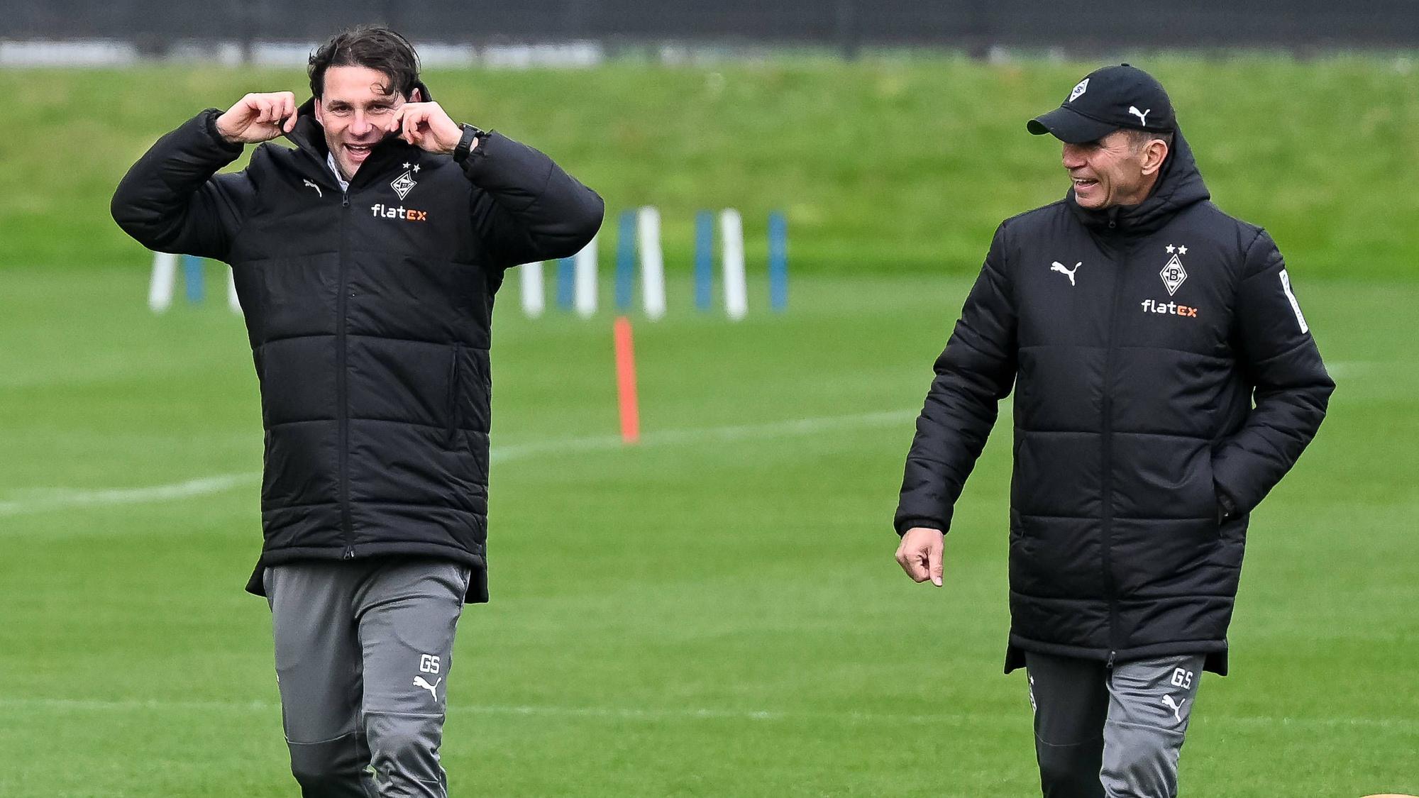 Trainer von Borussia Mönchengladbach gut gelaunt beim Training.