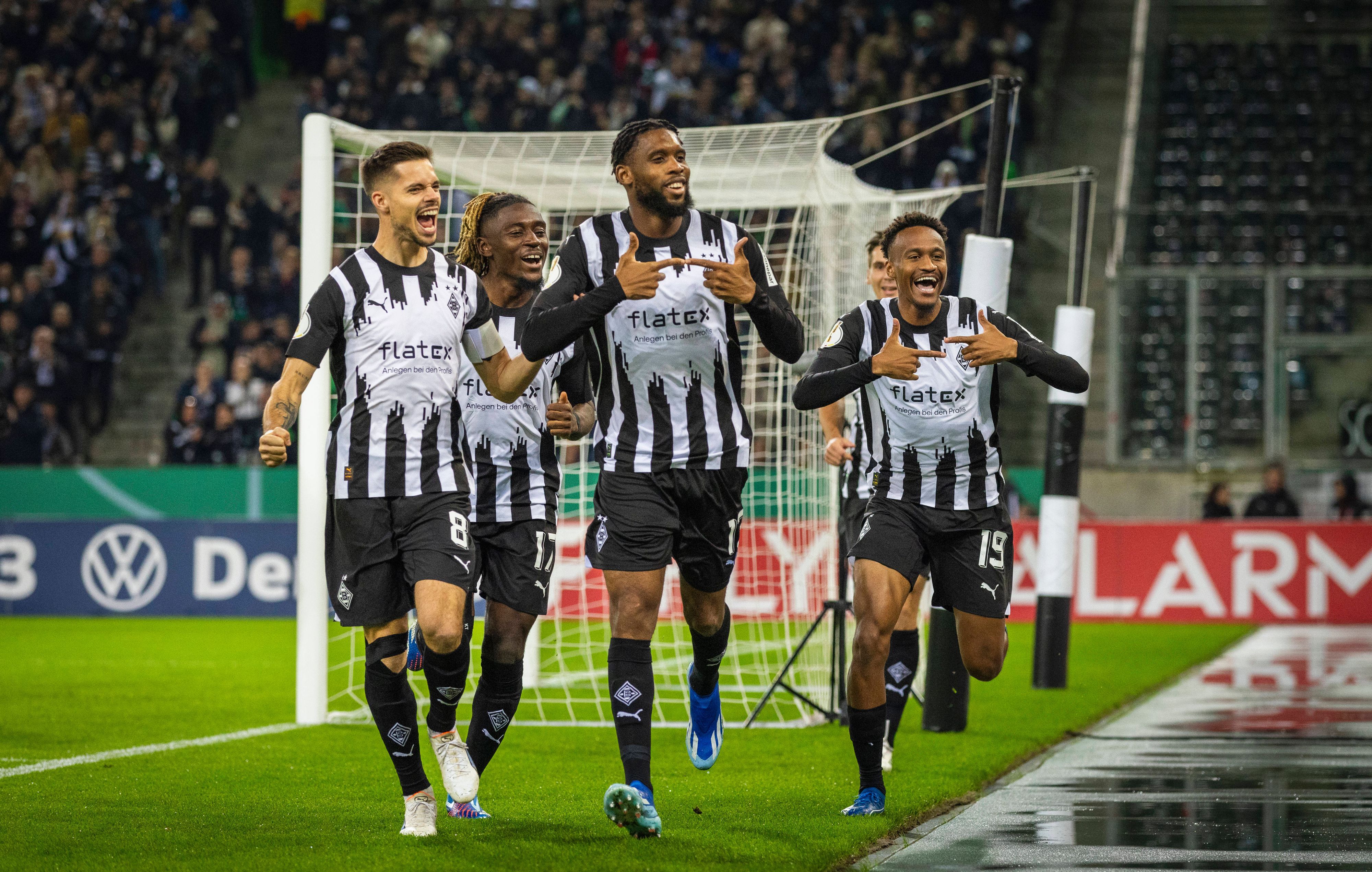 Spieler von Borussia Mönchengladbach beim Tor-Jubel.