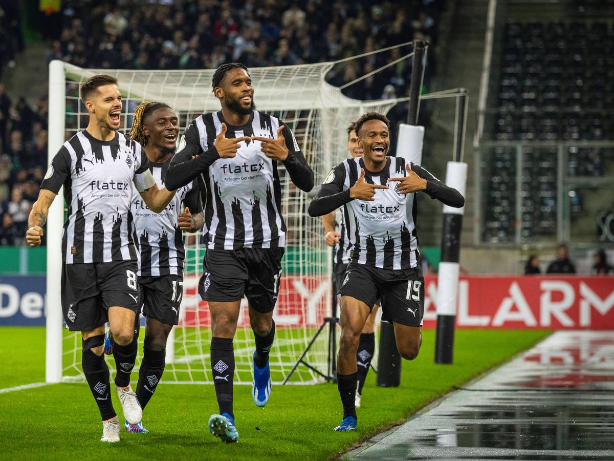 Spieler von Borussia Mönchengladbach beim Tor-Jubel.