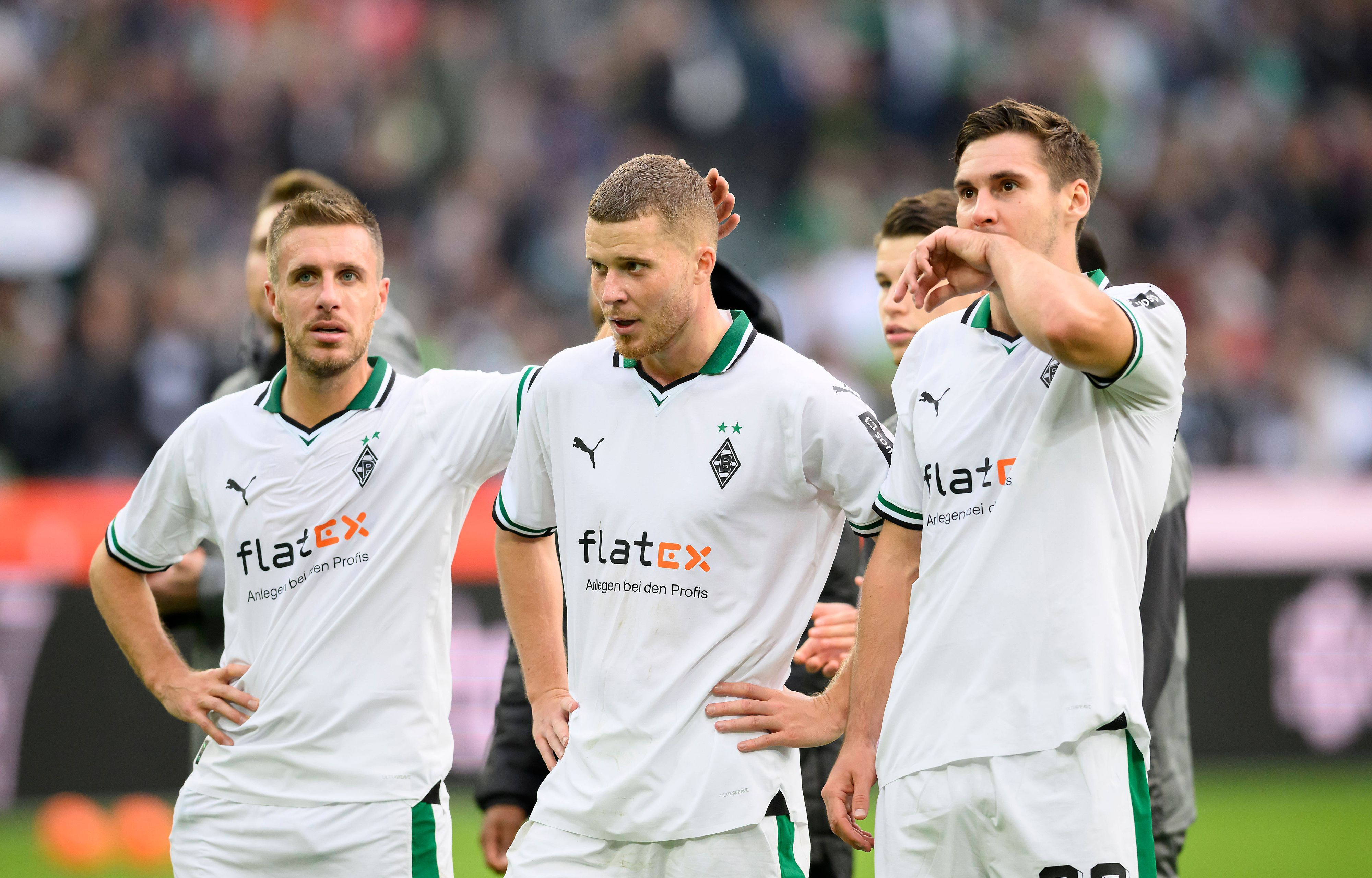 Spieler von Borussia Mönchengladbach nach einem Spiel vor der Fankurve.