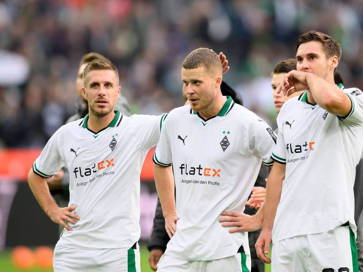 Spieler von Borussia Mönchengladbach nach einem Spiel vor der Fankurve.