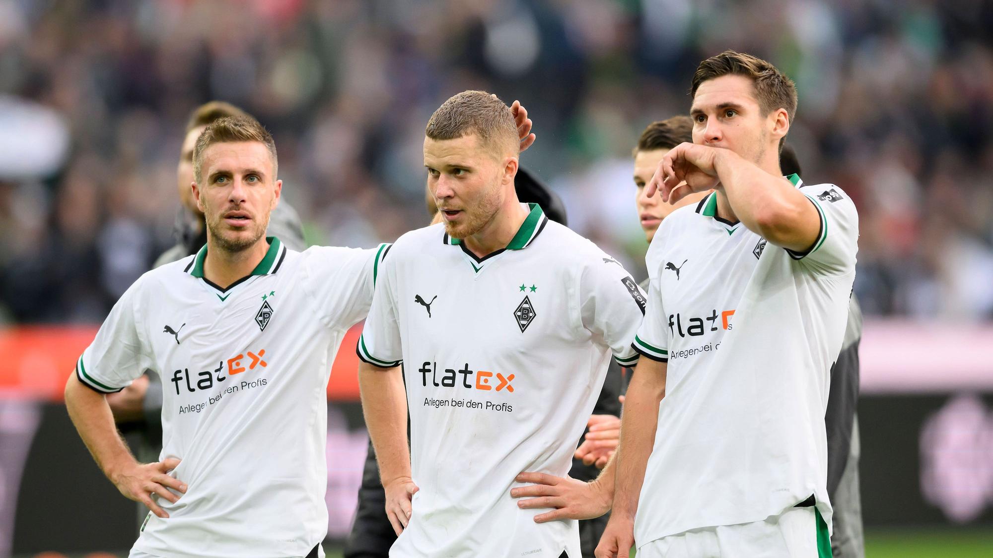 Spieler von Borussia Mönchengladbach nach einem Spiel vor der Fankurve.