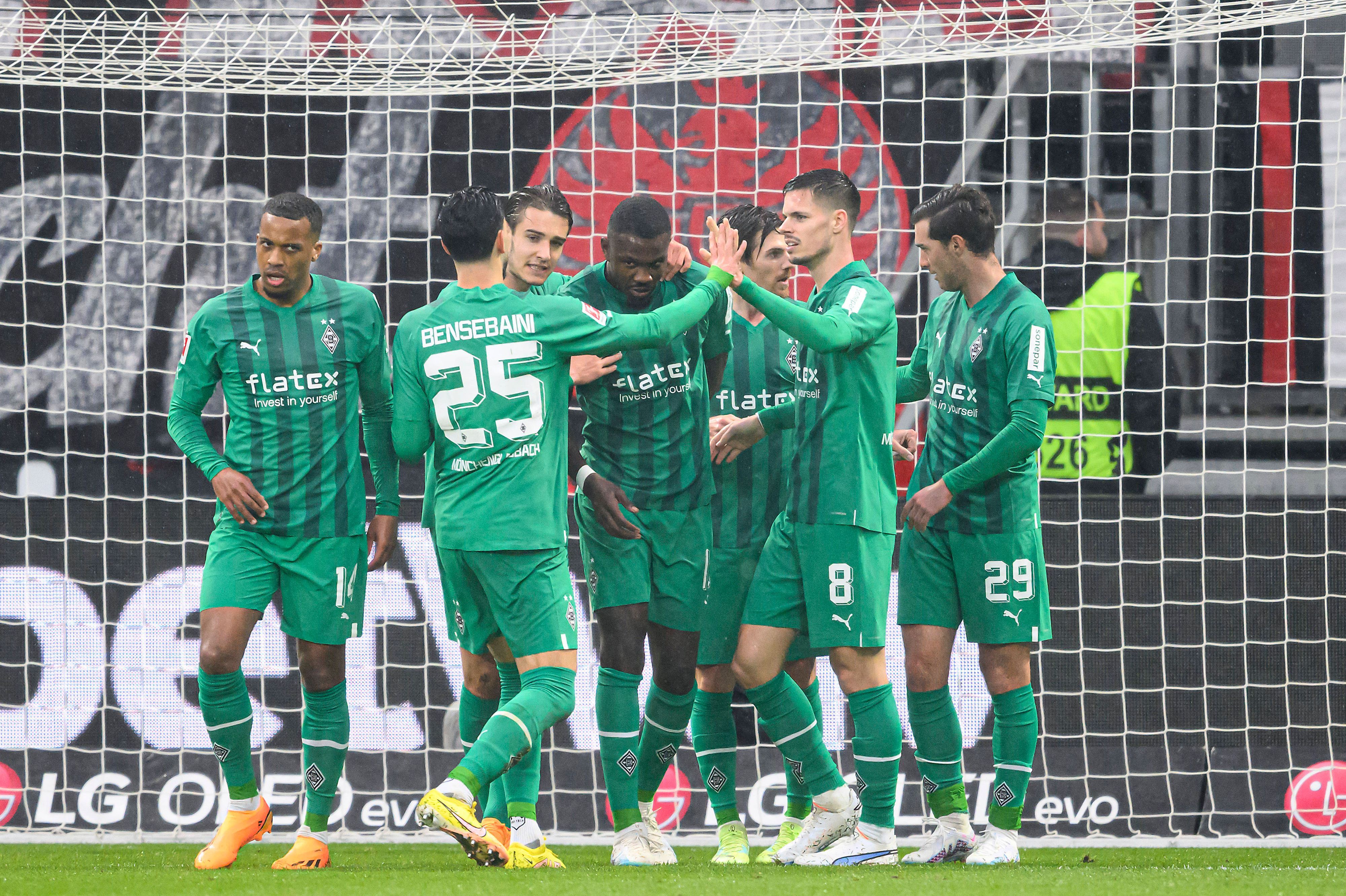 Spieler von Borussia Mönchengladbach beim Tor-Jubel.