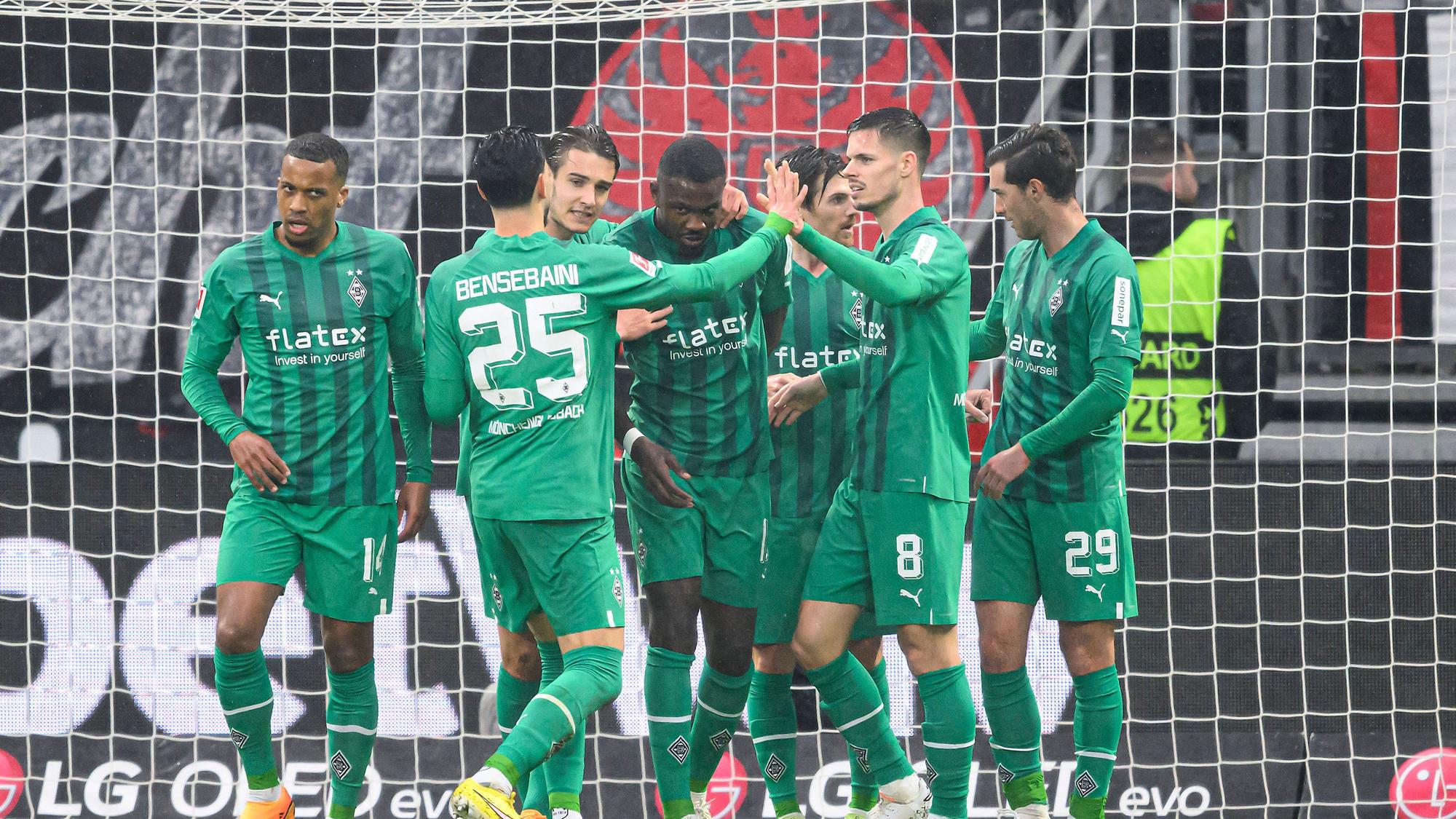 Spieler von Borussia Mönchengladbach beim Tor-Jubel.