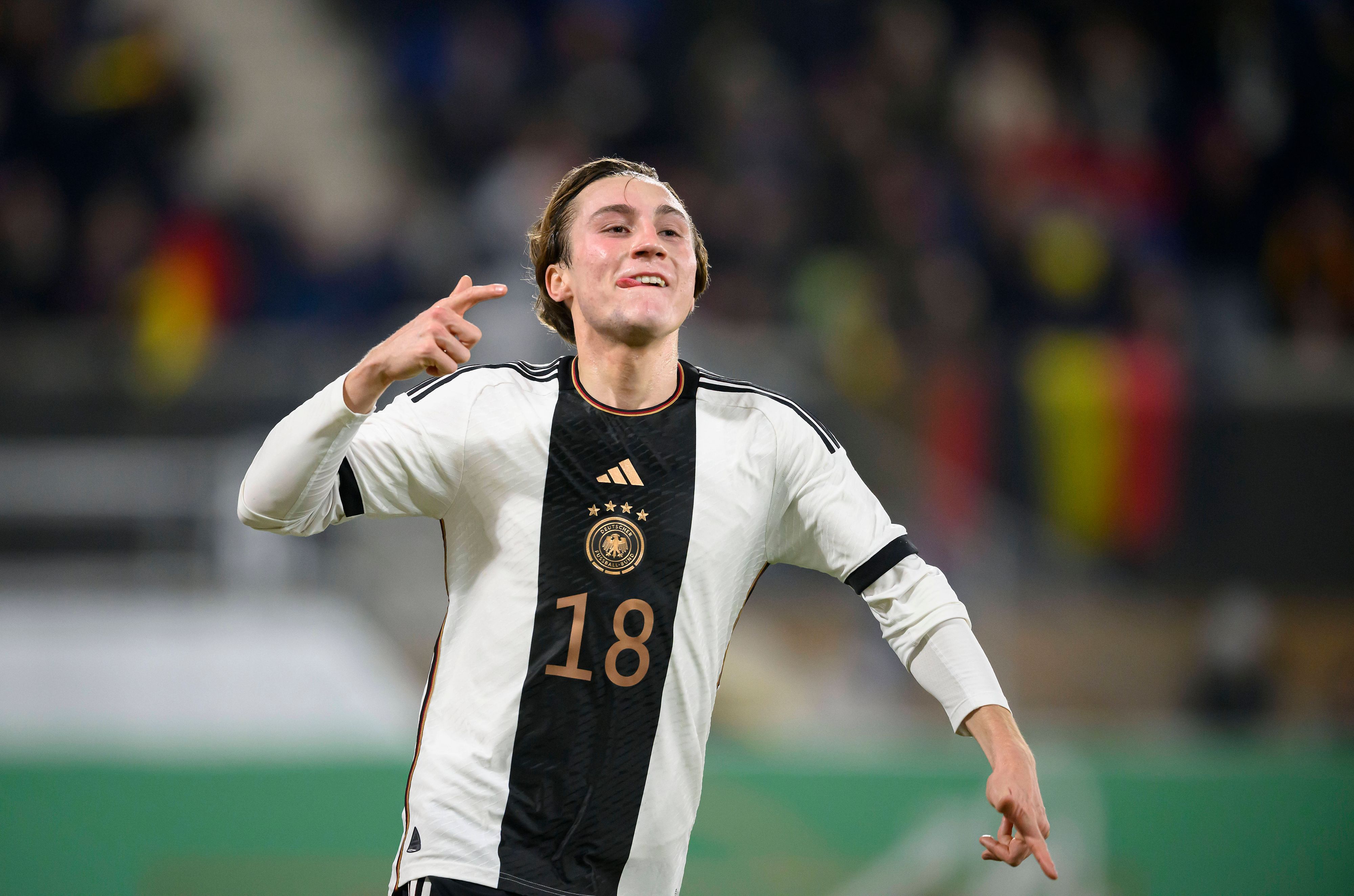 Spieler von Borussia Mönchengladbach jubelt im Trikot des DFB.