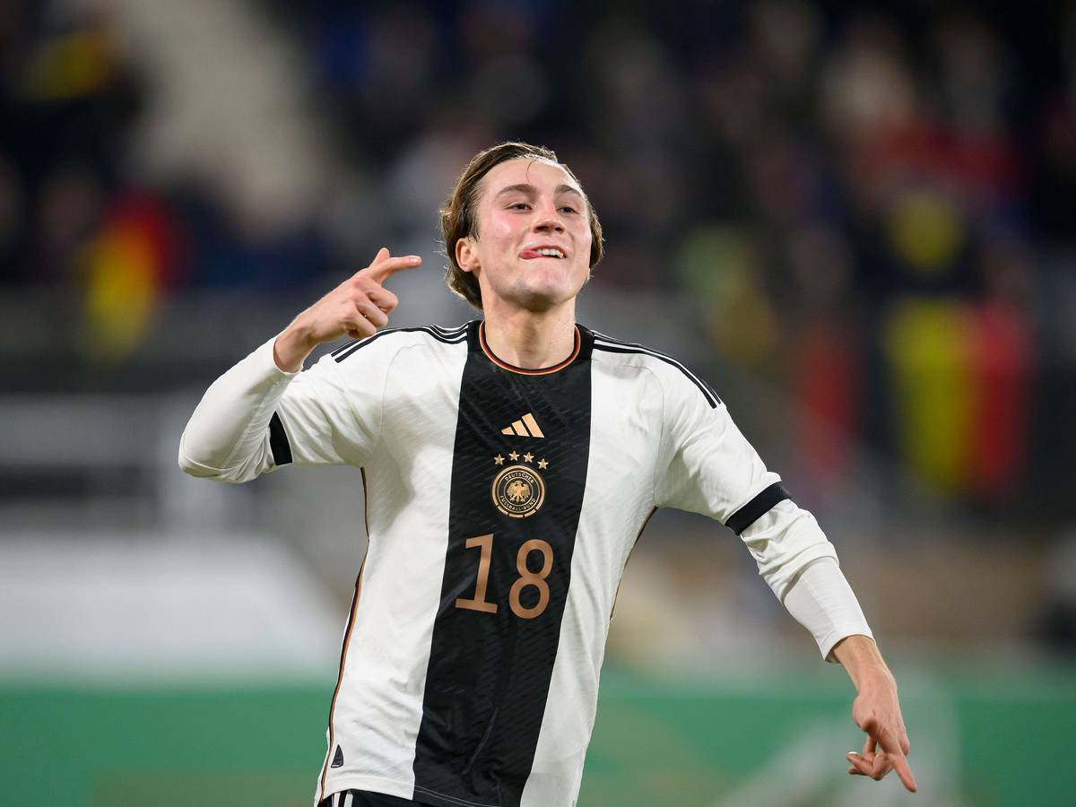 Spieler von Borussia Mönchengladbach jubelt im Trikot des DFB.