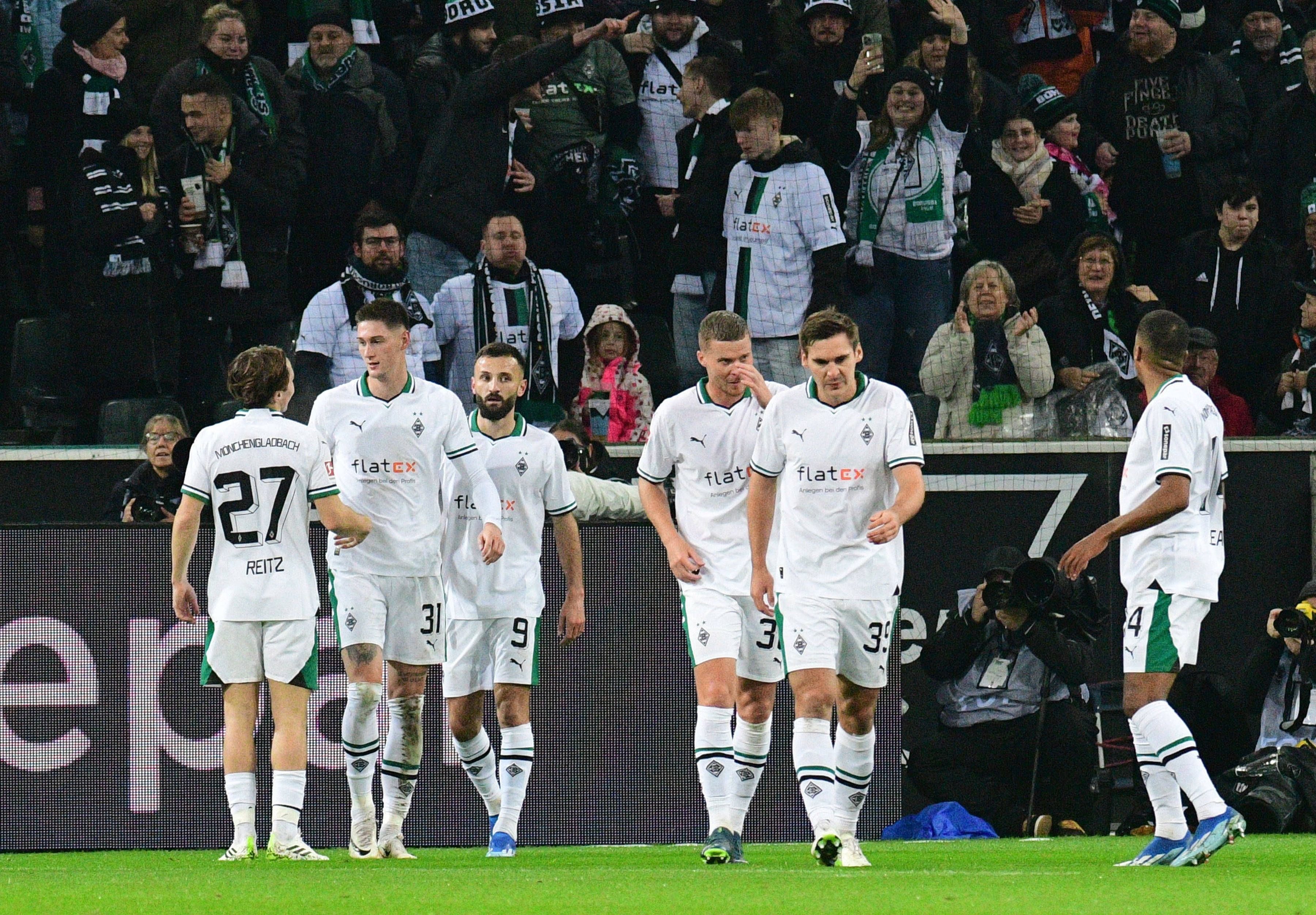 Profis von Borussia Mönchengladbach bejubeln einen Treffer.