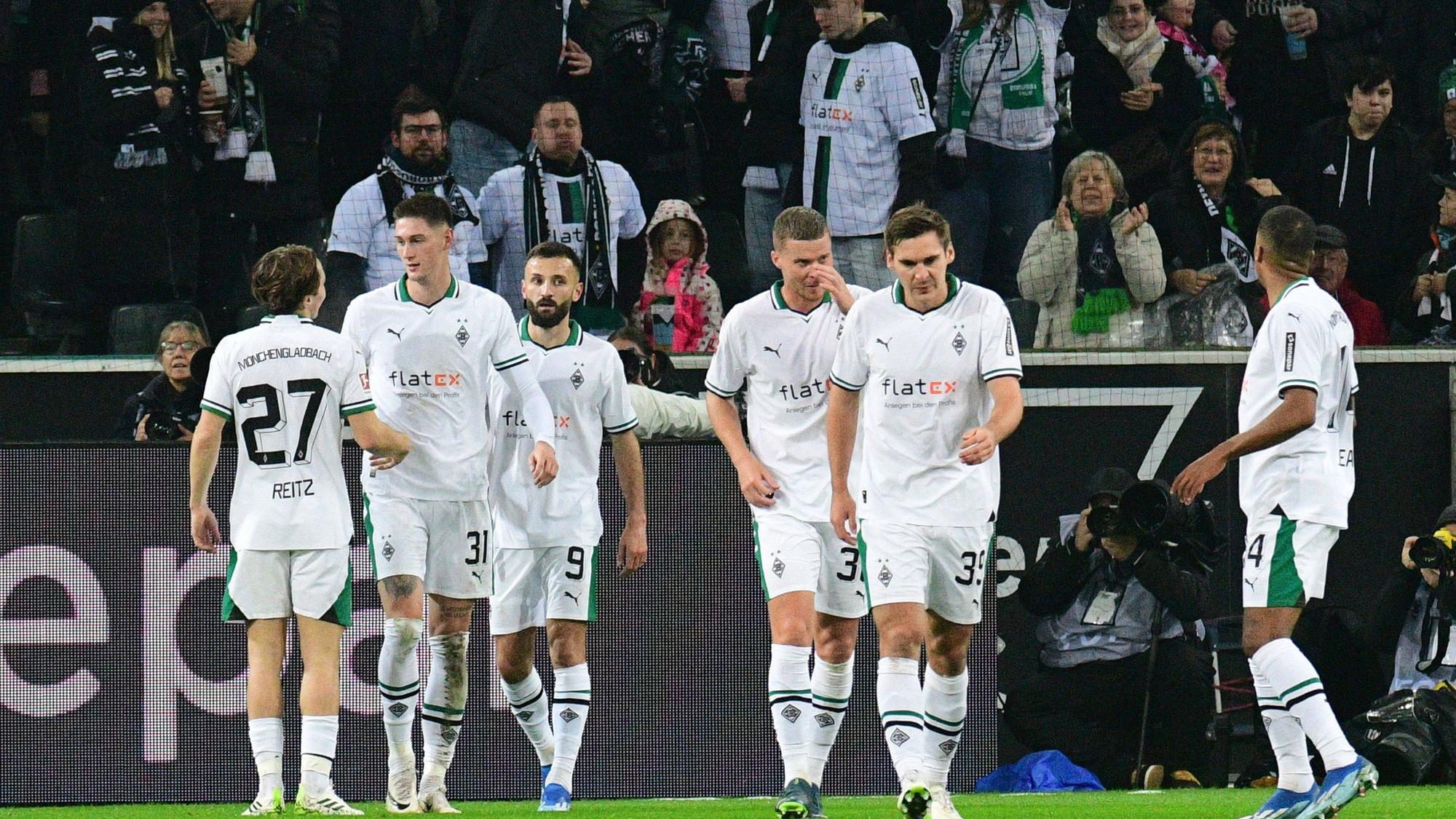 Profis von Borussia Mönchengladbach bejubeln einen Treffer.