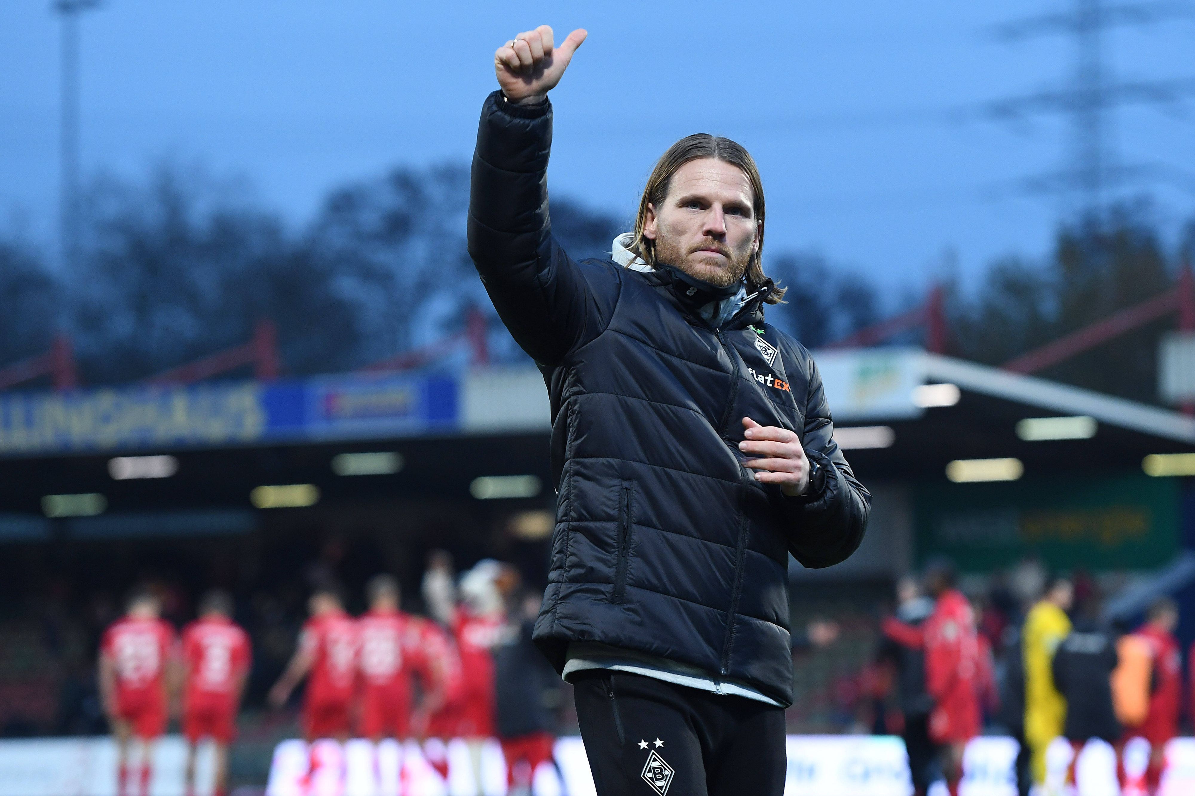 U23-Coach von Borussia Mönchengladbach hebt den Daumen.