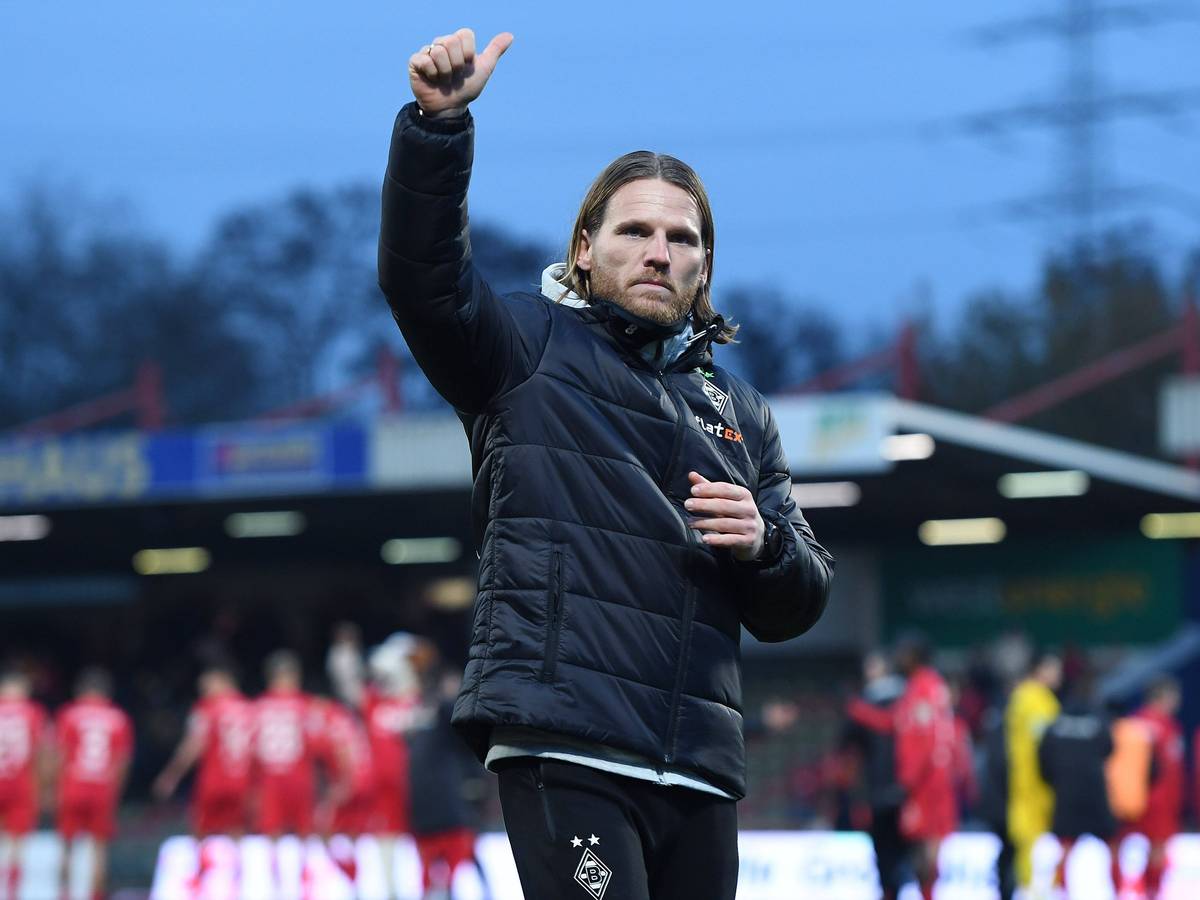 U23-Coach von Borussia Mönchengladbach hebt den Daumen.