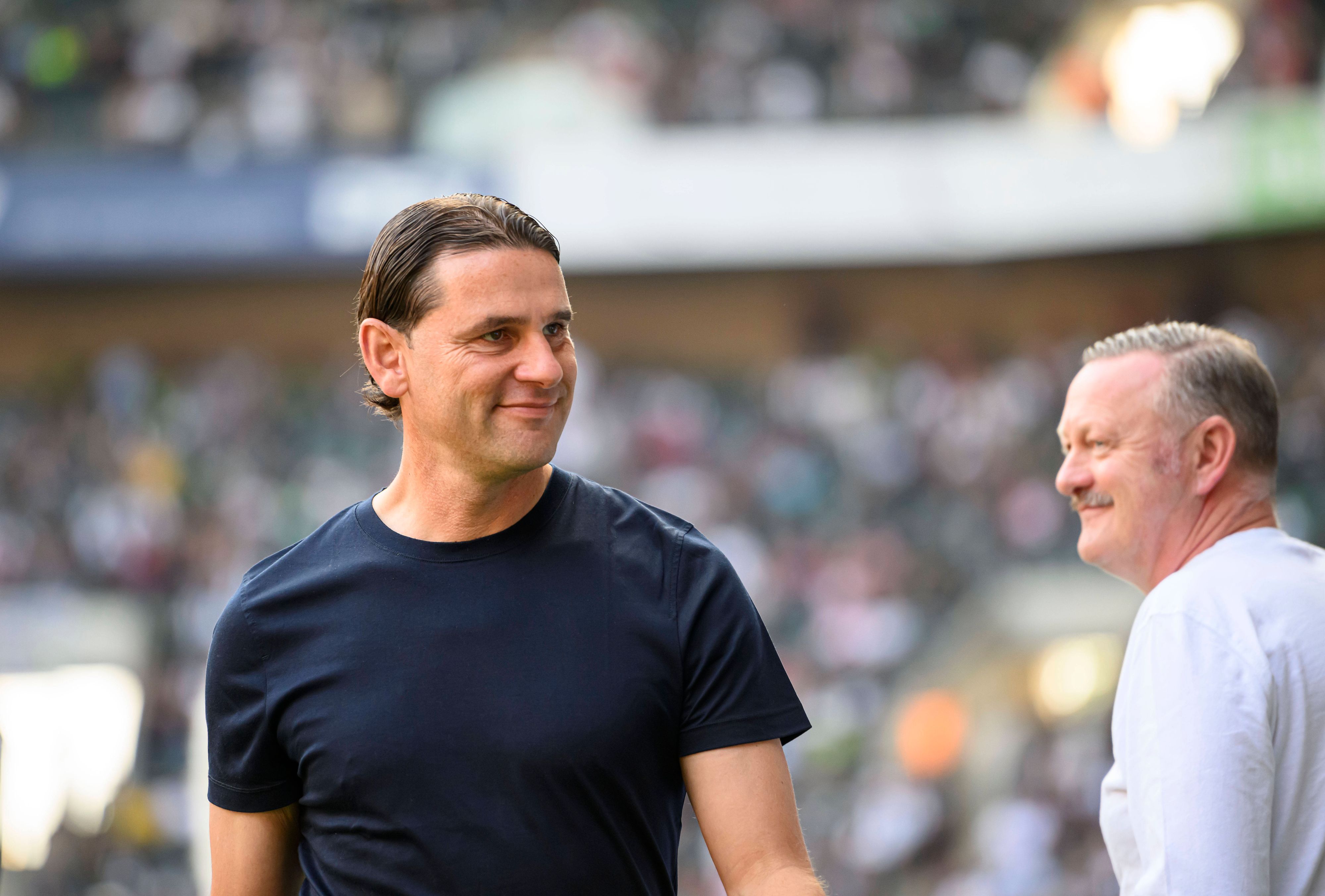 Trainer von Borussia Mönchengladbach grinsend.