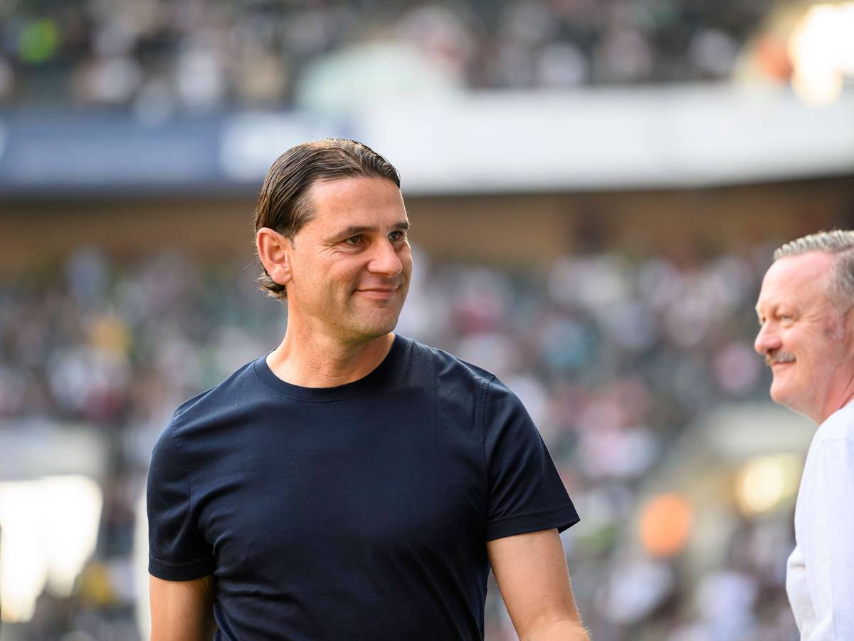 Trainer von Borussia Mönchengladbach grinsend.