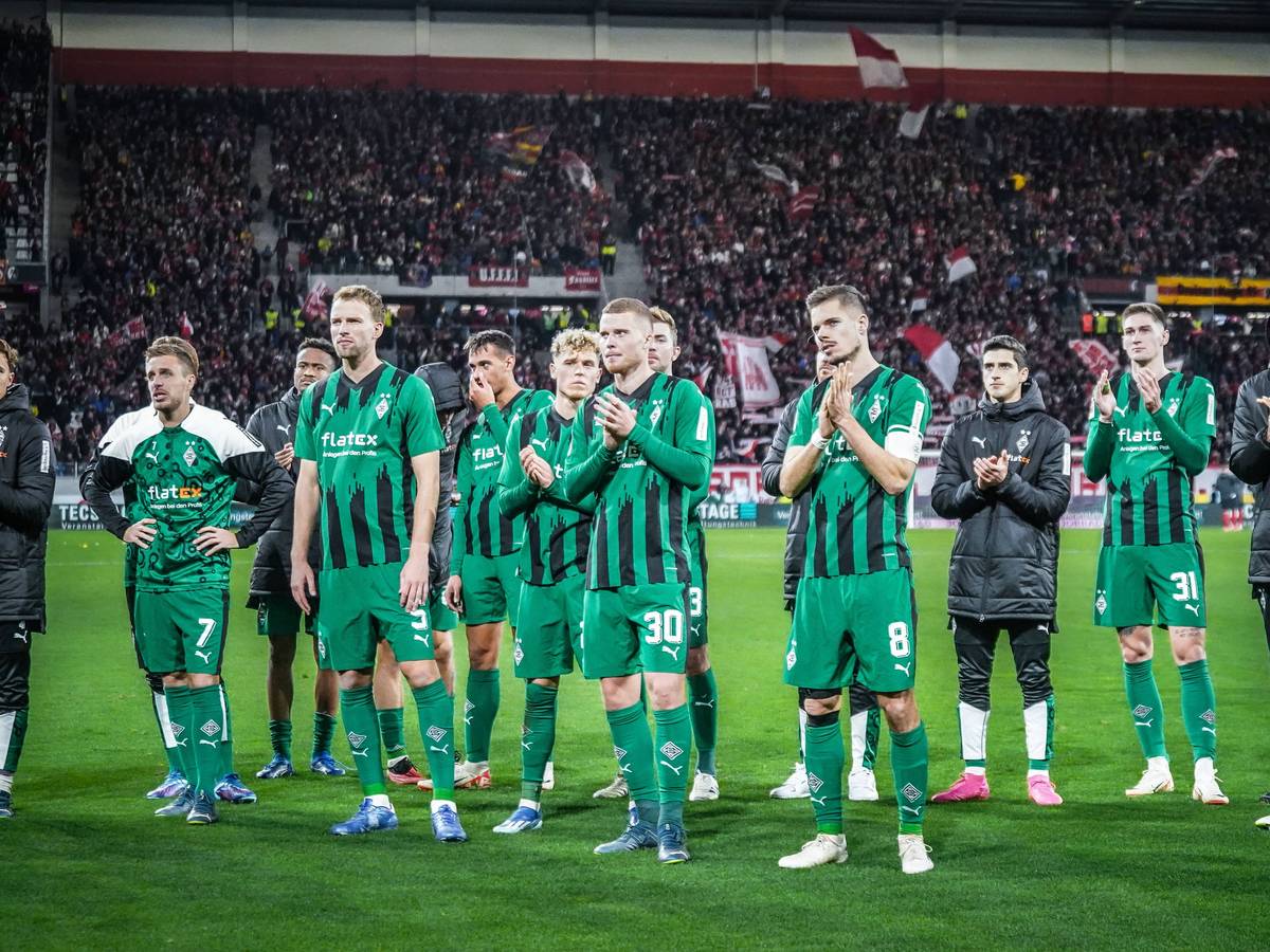 Spieler von Borussia Mönchengladbach bedanken sich bei den mitgereisten Fans.