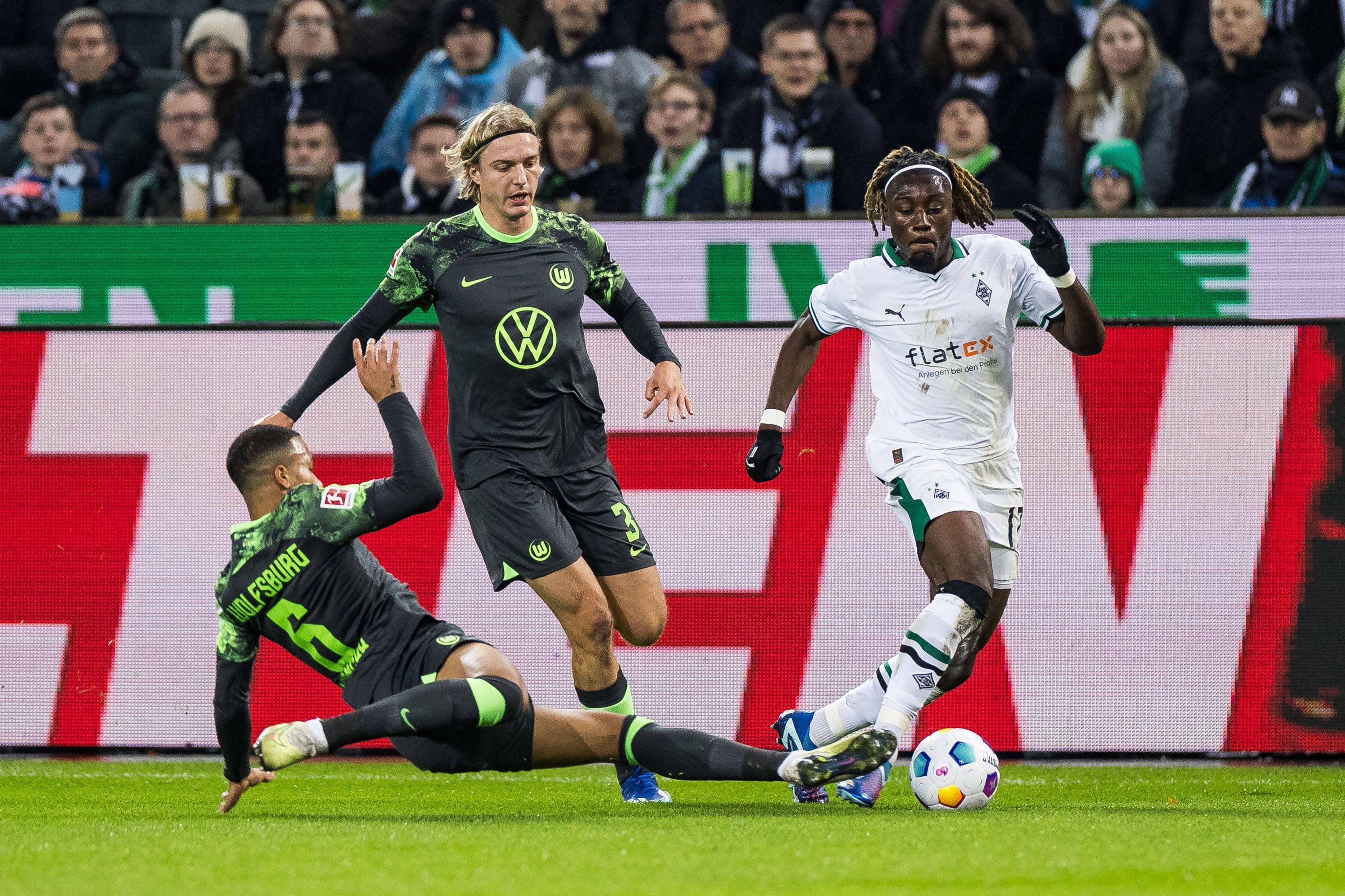 Spieler von Borussia Mönchengladbach im Zweikampf.
