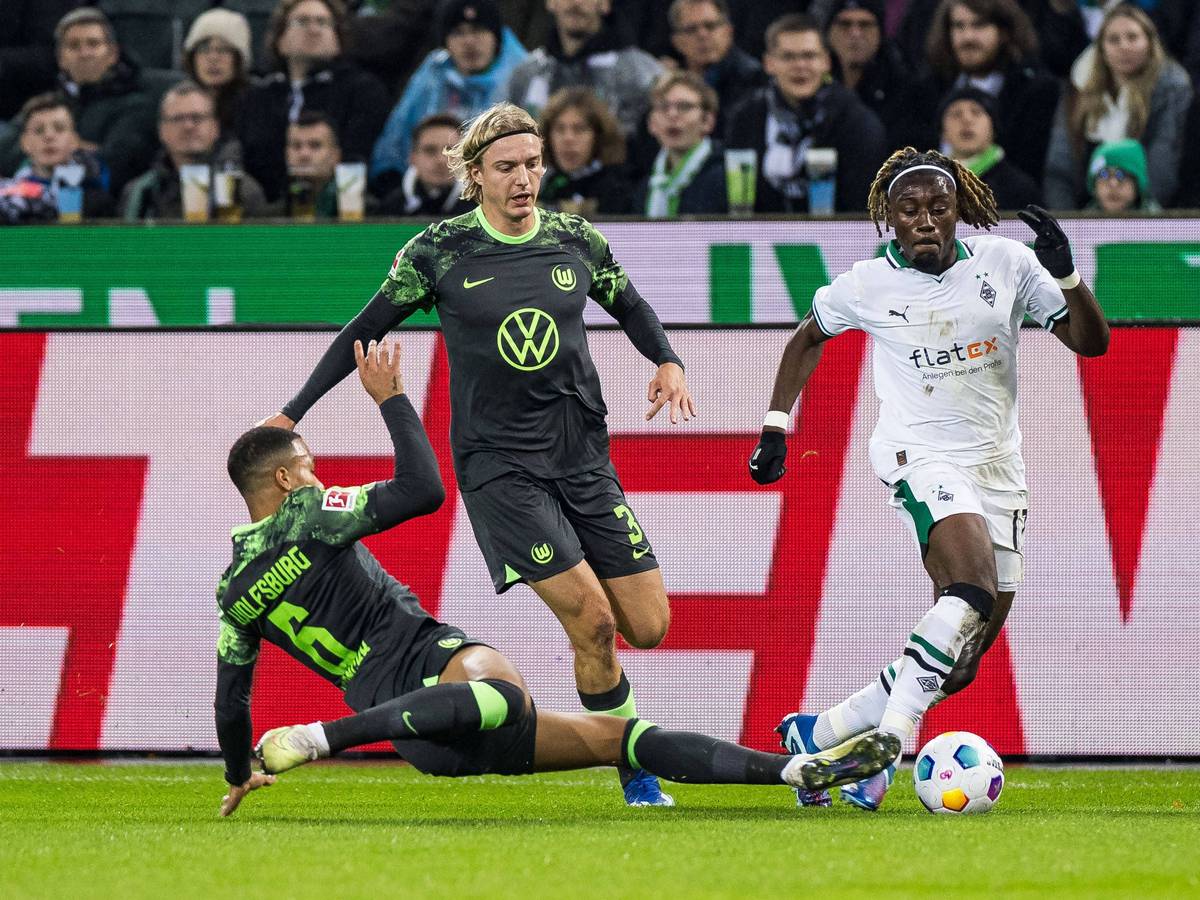 Spieler von Borussia Mönchengladbach im Zweikampf.