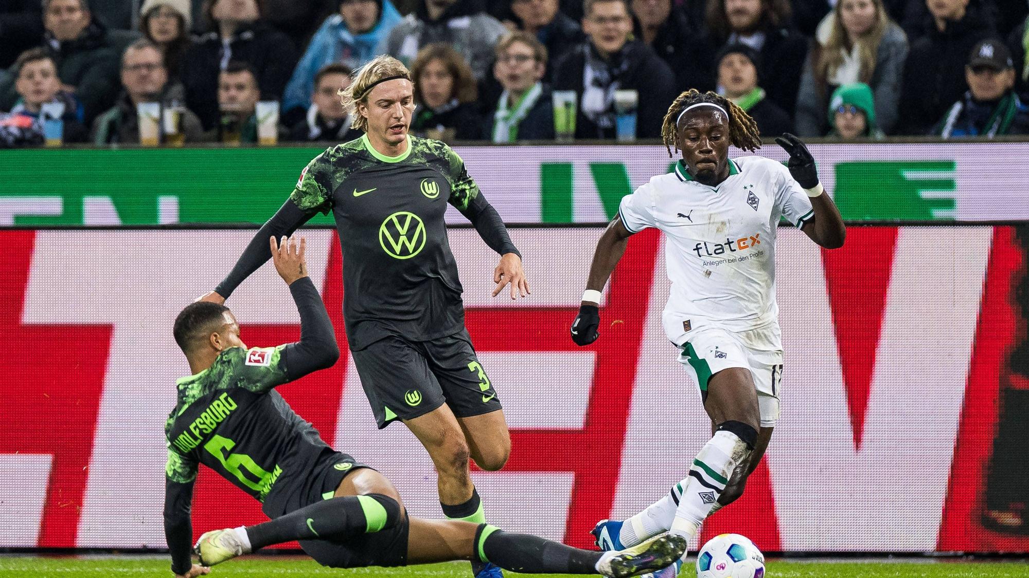 Spieler von Borussia Mönchengladbach im Zweikampf.