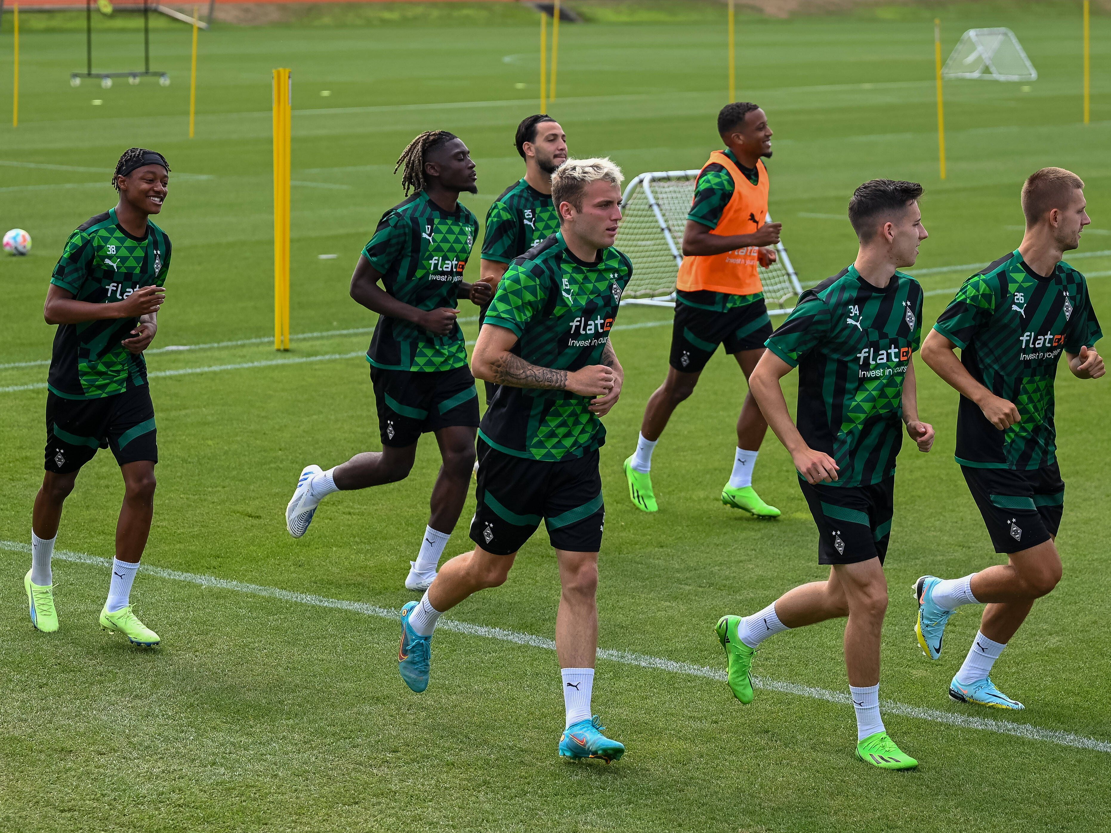 Profis von Borussia Mönchengladbach während einer Aufwärmrunde.
