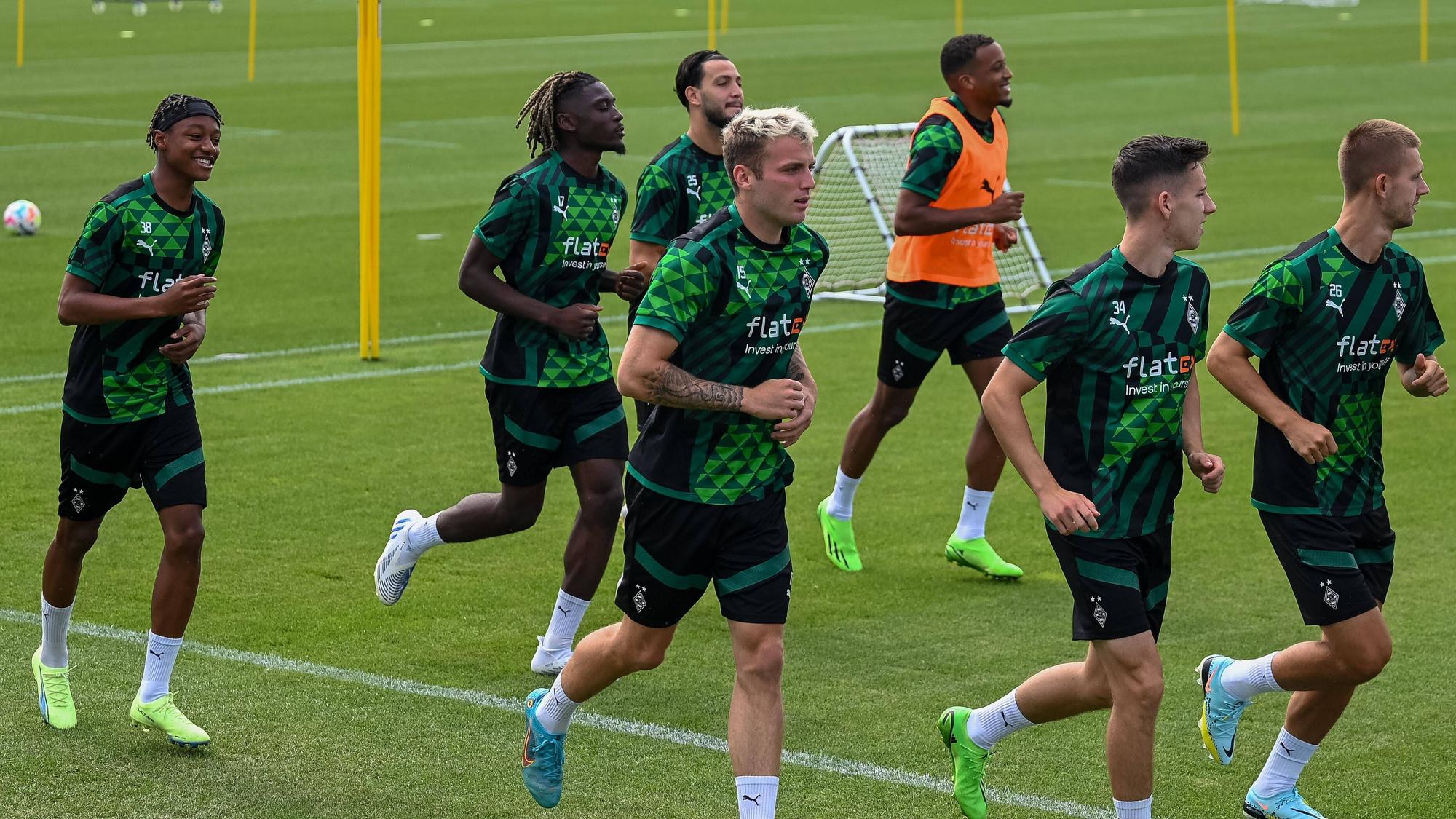 Profis von Borussia Mönchengladbach während einer Aufwärmrunde.
