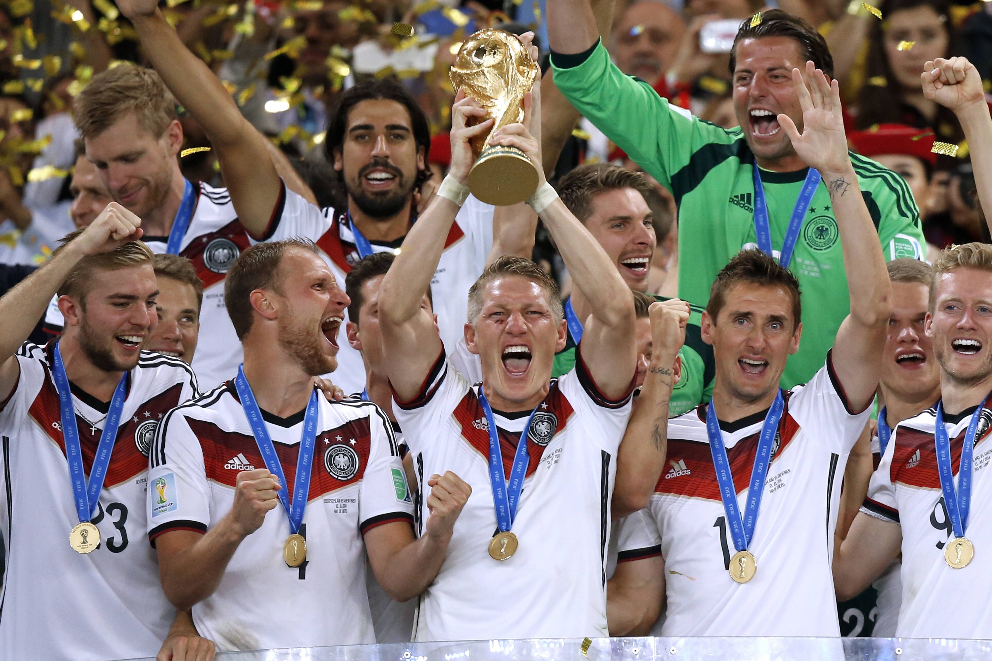 Die Weltmeister von 2014 feiern nach dem WM-Finale mit dem Pokal.