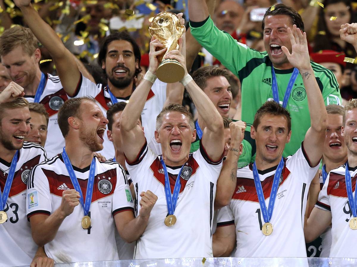 Die Weltmeister von 2014 feiern nach dem WM-Finale mit dem Pokal.