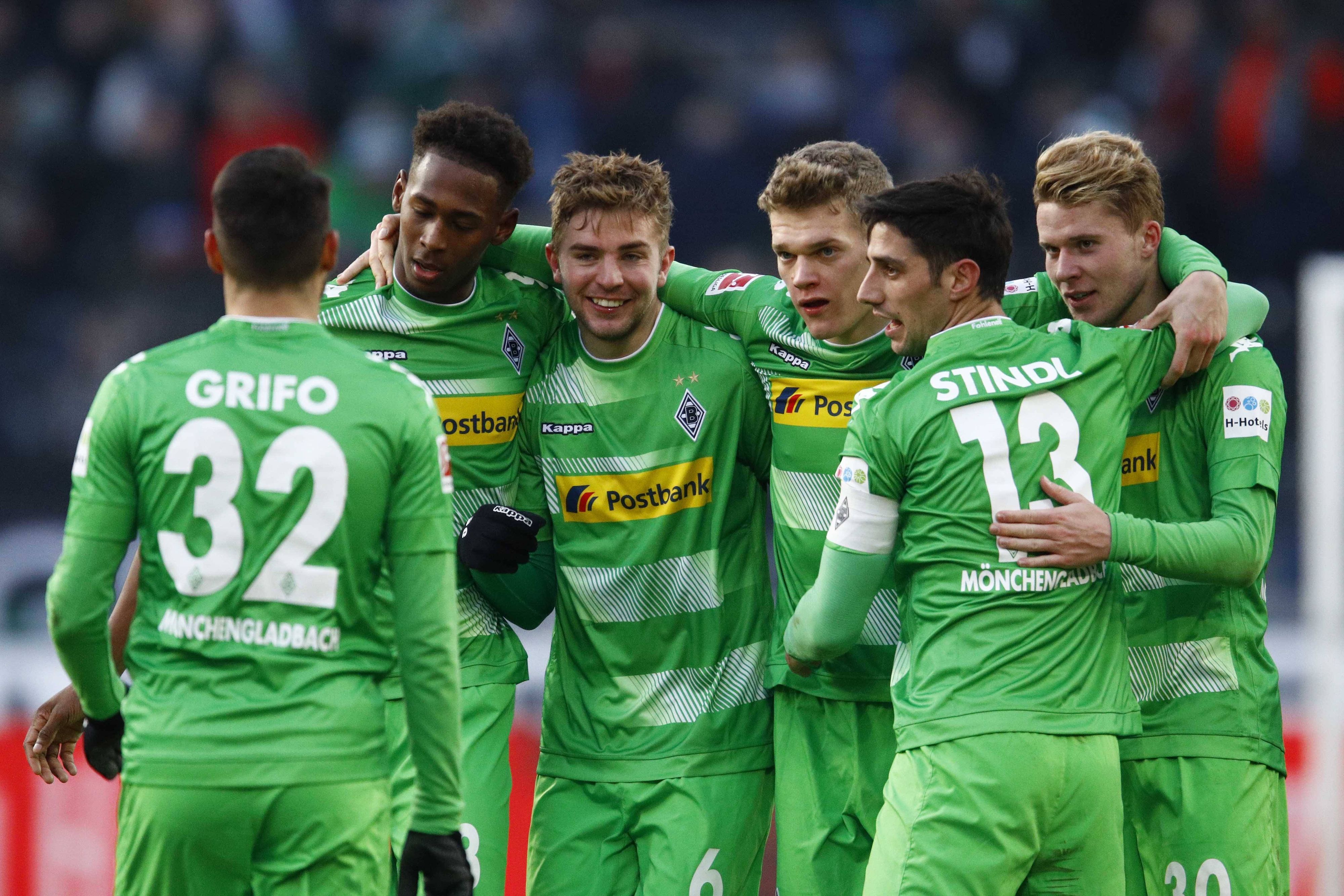 In grünen Trikots feiern Vincenzo Grifo, Reece Oxford, Christoph Kramer, Matthias Ginter, Lars Stindl und Nico Elvedi zusammen.